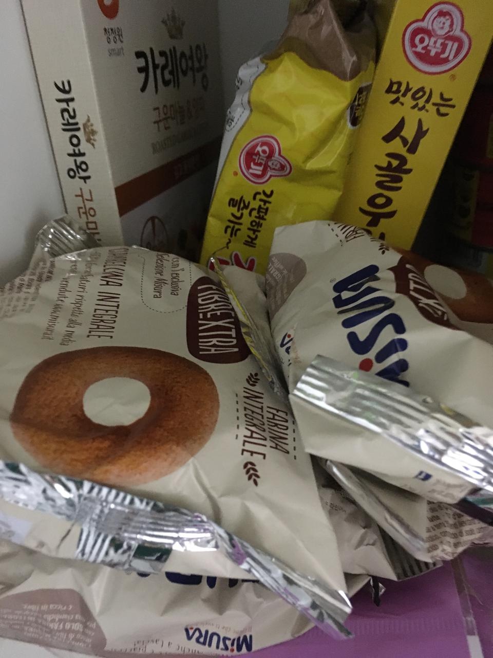 제 최애 간식이에요
통밀이라 하니 살도 별로 안 찔것 같구
아무튼 개별포장이라 넘 좋소!