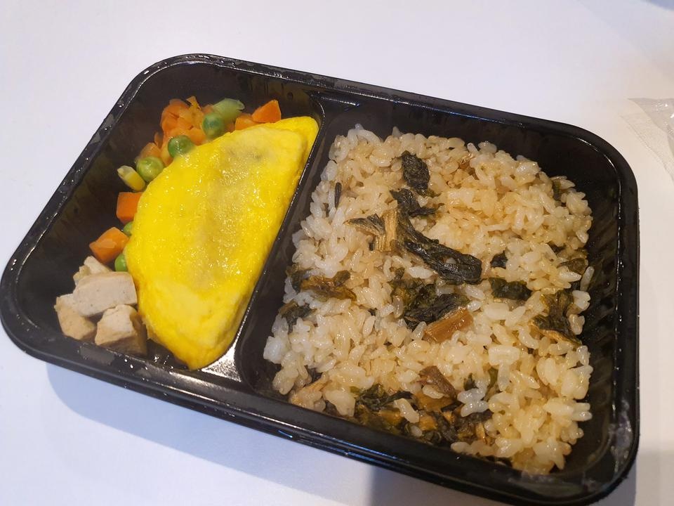 밥 양을 보면 이걸 진짜 누구코에 붙이나 싶은데... 다이어트라는게 이런거겠죠. 그래도 300칼로리에 이렇게...