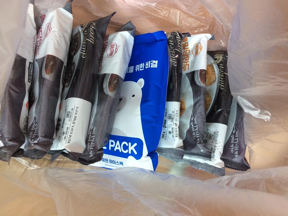 배송 완벽해요 아직 안먹어봤는데 6개에 200칼로리 정도면 완전 꿀템아닌가요? 요새 추워서 찐 만두 모락모...