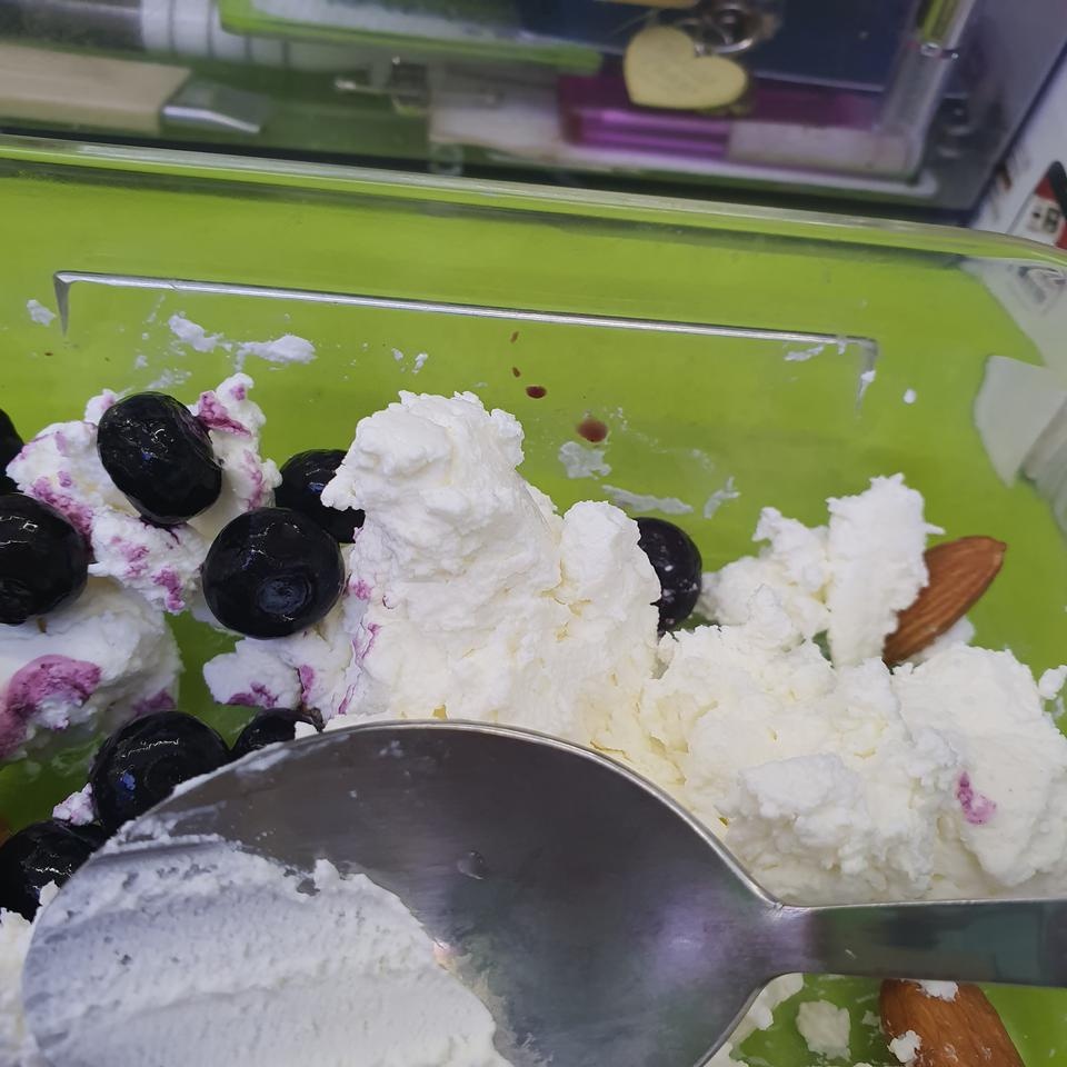 다이어트 할려고 샀는데 블루베리랑 아몬드랑 먹으니까 맛있어요ㅎㅎ
