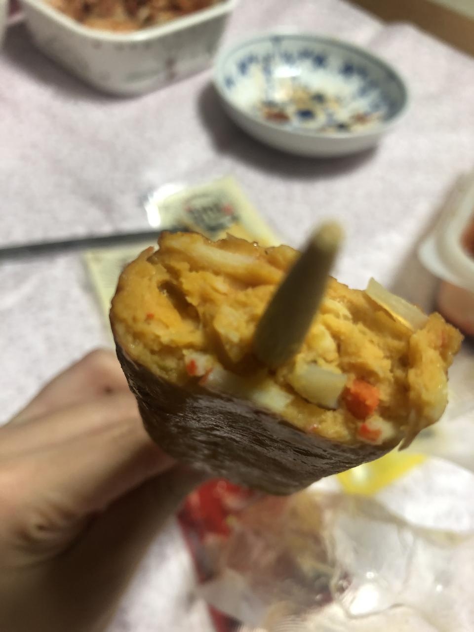 맛있어요! 식감은 진짜 어묵보다 조금 퍼석하지만 어묵맛이 나서 다이어트 할 때 좋을 거 같아요.
안에 채소...