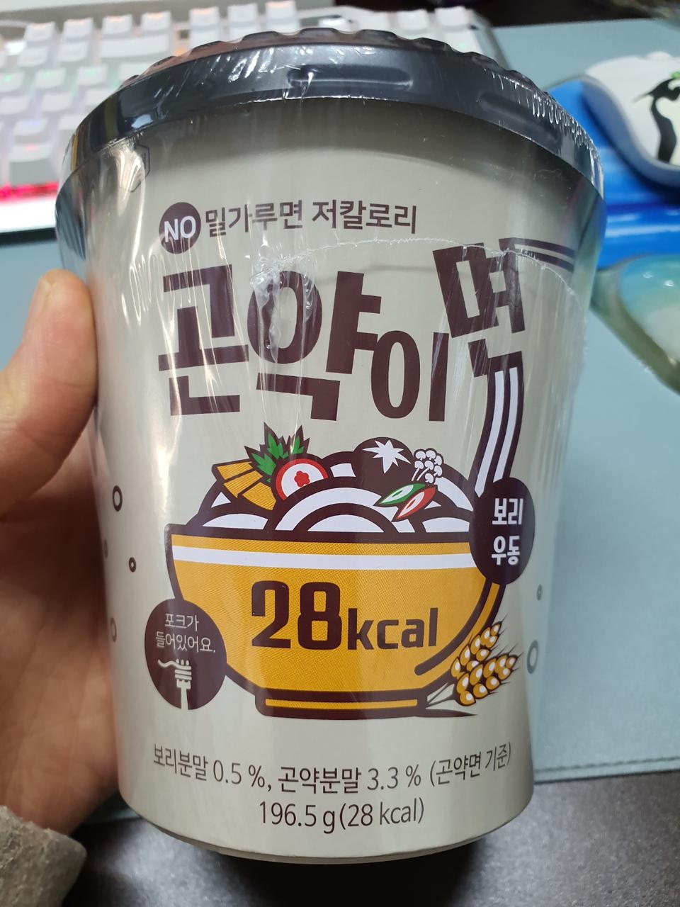 회사 사무실에서 먹으려고 샀어용~! 
맨날 닭가슴살, 삶은 계란만 먹다가 
우동맛이 느껴지니까 입맛이 확 ...