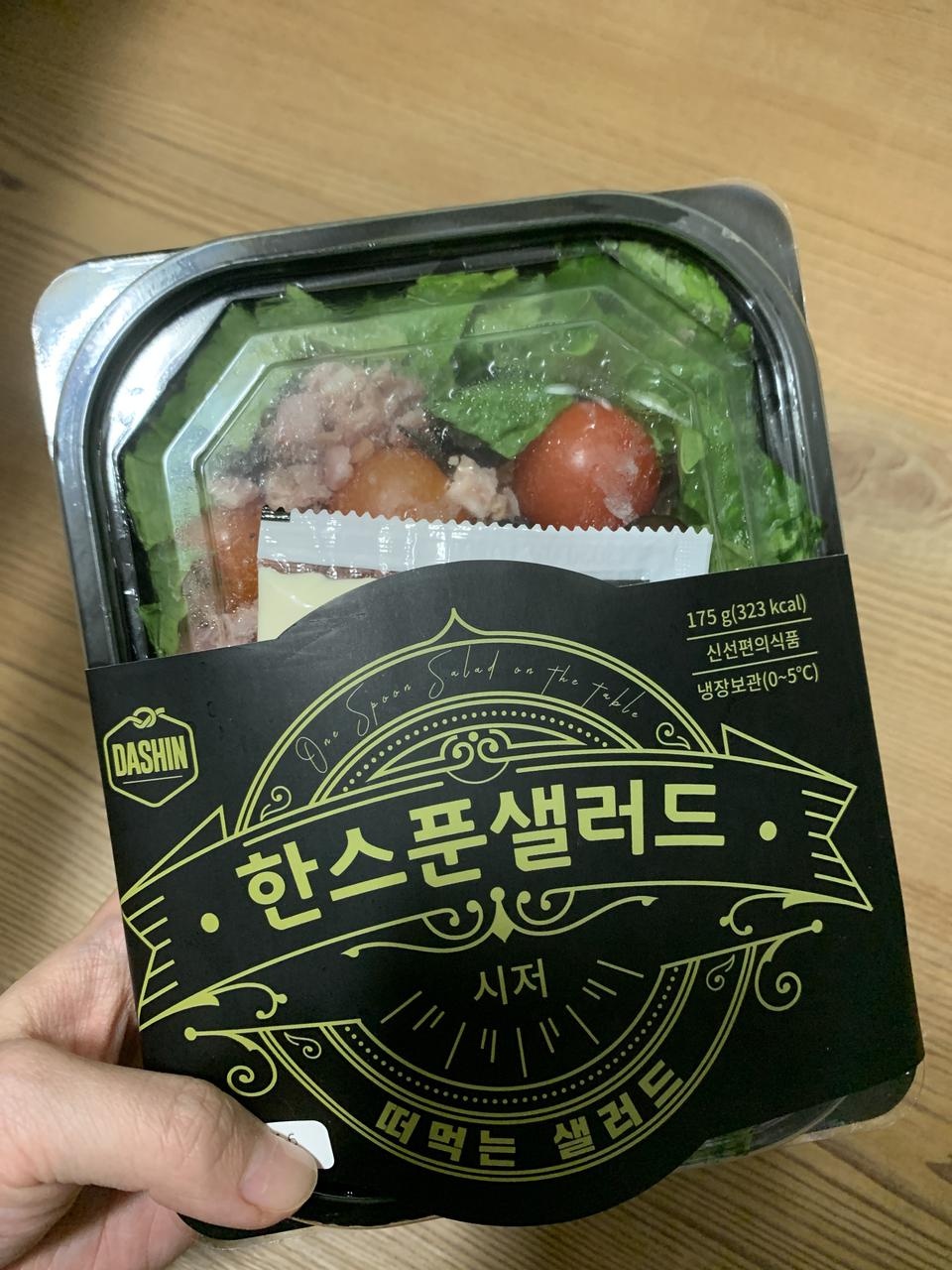 저렴한 가격 맛도 좋습니다 야채가 조각조각 잘려있어서 먹기는 편해요 다만 흘리기도 편한 구조랄지 ㅎㅎ ...