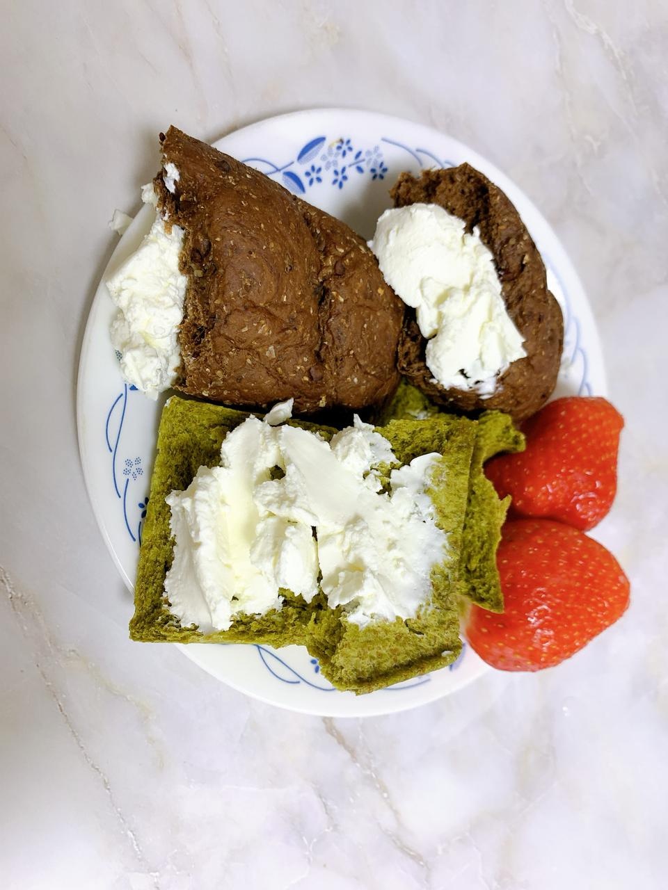 제대로 꾸덕해서 다요트 용으로 잘먹고 잇어요:) 빵이랑 때로는 크림치즈처럼 먹기두 햇어요