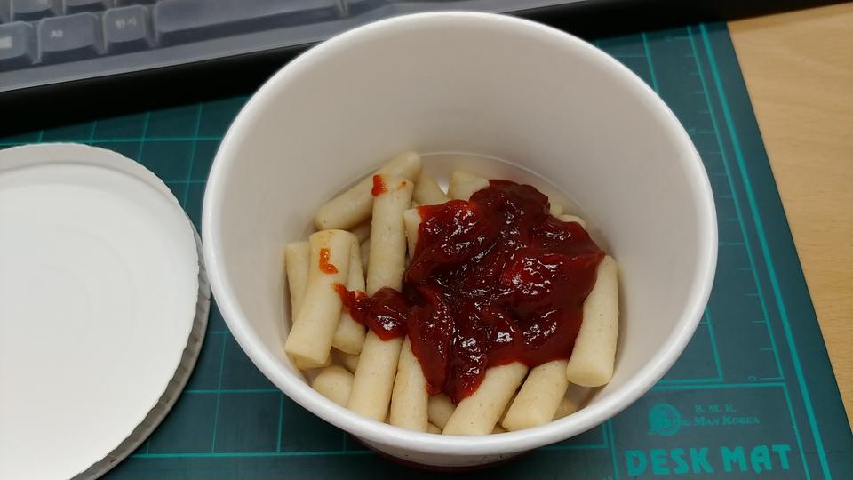 떡볶이 간식을 손쉽고 편하게 먹을 수 있어서좋아요. 다이어트 도시락이랑 곁들여서 잘 먹었습니다. 떡이 빨...