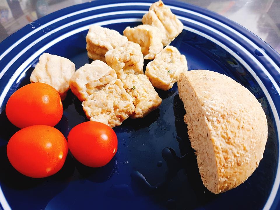 코코넛빵 맛있어요 전자렌지에 적당히 혹은 에어프라이어에 데워먹었어요. 안달고 담백하니 좀네요