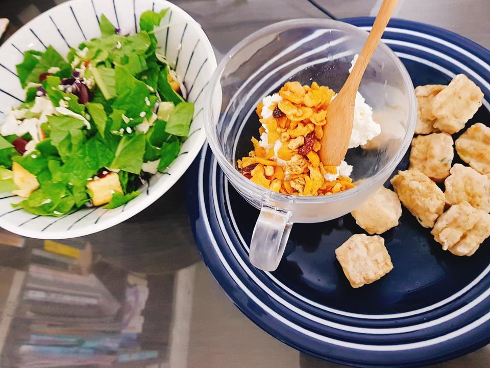 꾸덕하니 맛있어요 주로 그래놀라 넣어서 먹네요 하루한번 나에게 주는 별미 선물이에요 유통기한은 일주일...