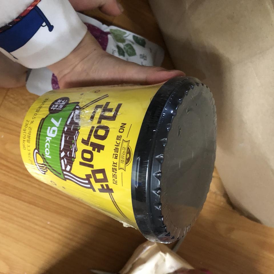 생각보다 사이즈크고 묵직해요 곤약이면이 다른데보다 곤약맛도 덜하고 맛있대서 구매해봣어여 ㅎ