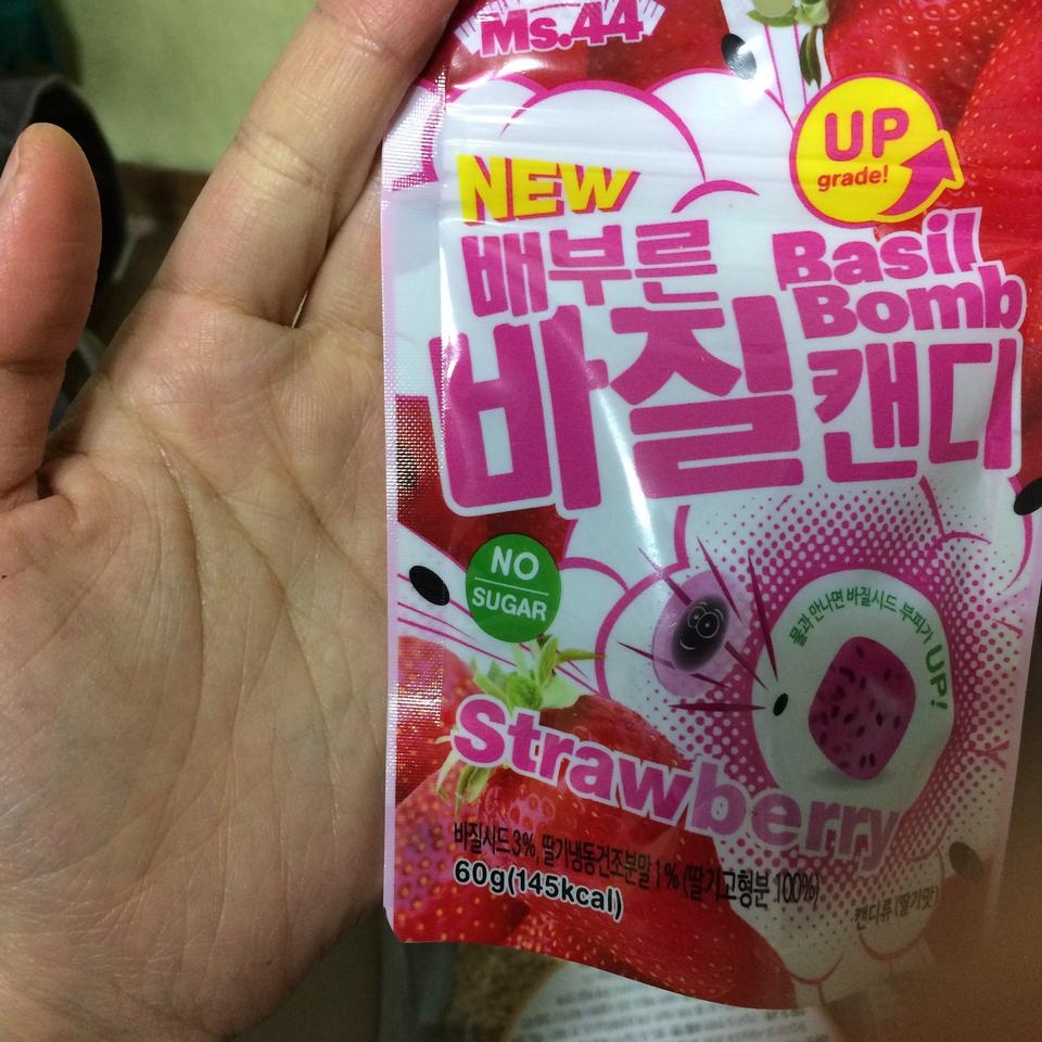 청포도맛이랑 하나씩 번갈아 가면서 먹어요 포만감은 잘 모르겟고 입이 심심하진 않아요ㅔ