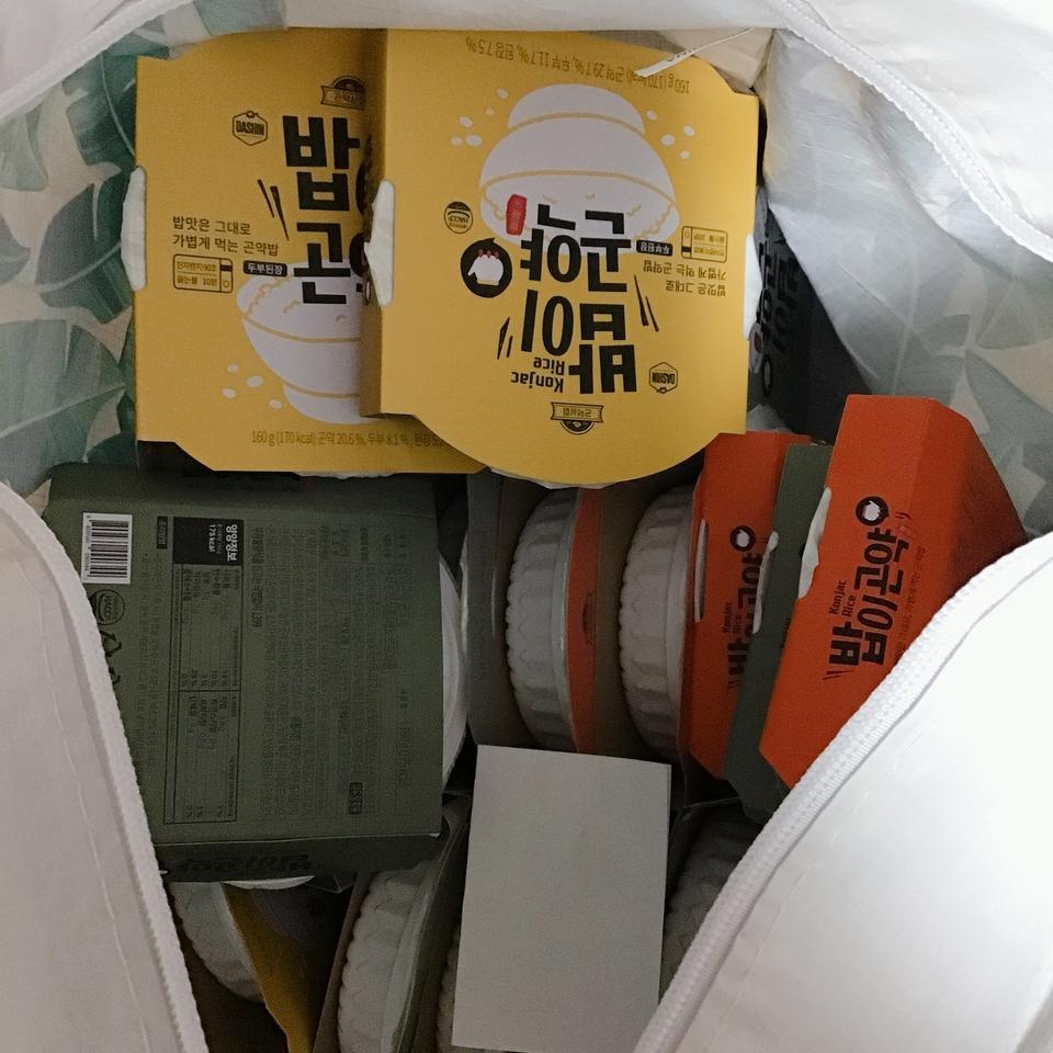 벌써 구매한지 한달이나 지났네요
입 터질때마다 먹으면 순식간에 다 먹어치워버릴줄아랐는데
밥이곤약 먹으...