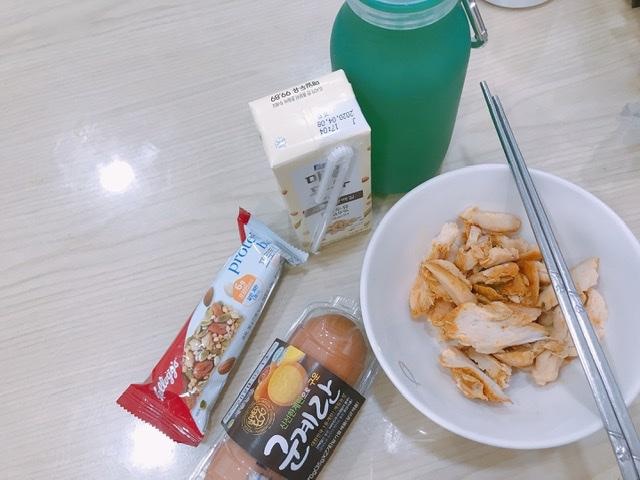 두유 단맛을 안좋아하는데 이건 달지않고 콩 맛이 많이 나서 너무 좋아요 다이어트용으로 딱이예요