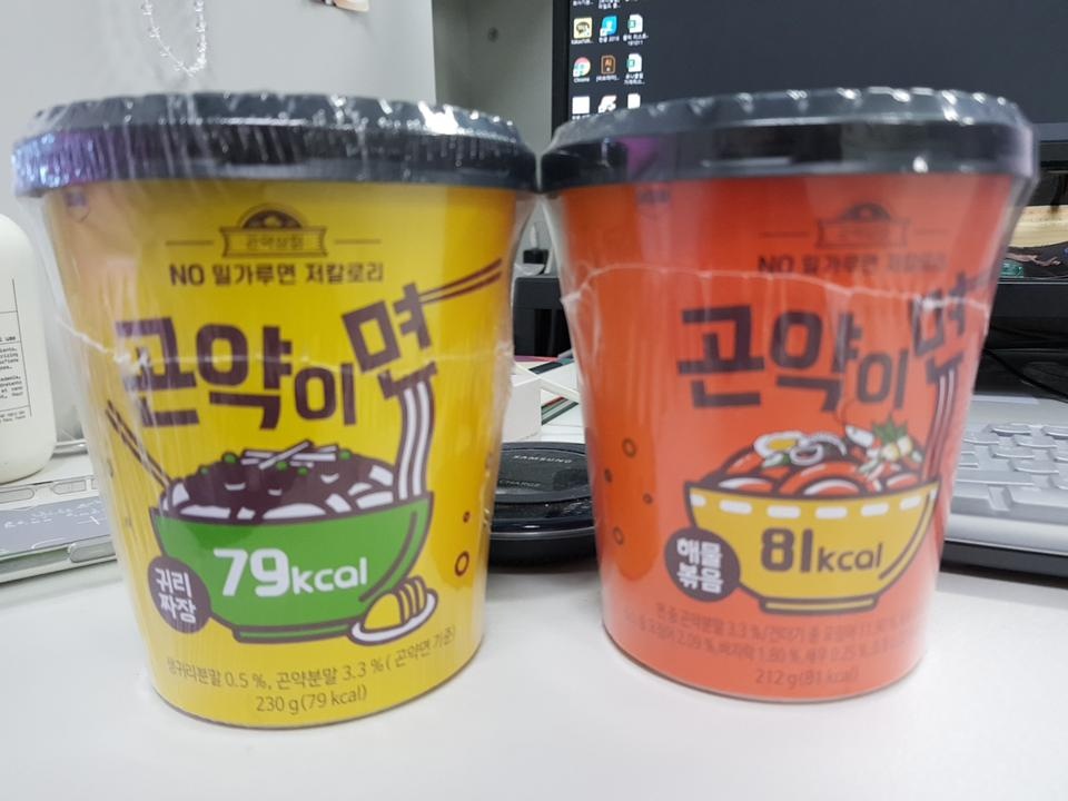 짜장 소스가 맛은있네요. 곤약면 헹굴때 찬물로 먼저 헹구시고 마지막에 뜨거운물로 헹구면 면이 따뜻해져...