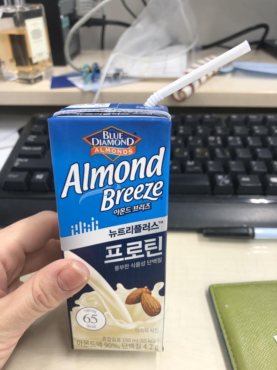 아몬드 브리즈 항상 즐겨 마시는데 편의점에서 파는건 너무 비싸서 주문 배송 시켰네요.! 이번에 단백질 함...