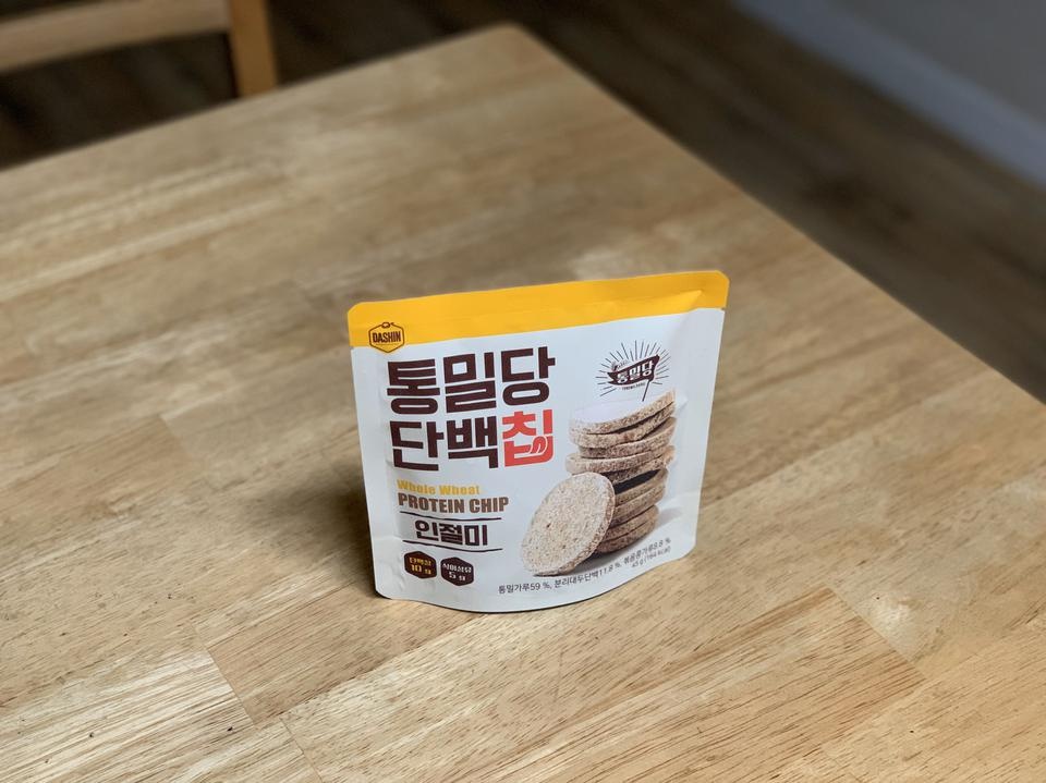 인절미맛이 은은하게 나면서 바삭하고 정말 맛있어요!! 믿고먹는 통밀당 단백칩입니다ㅎㅎ