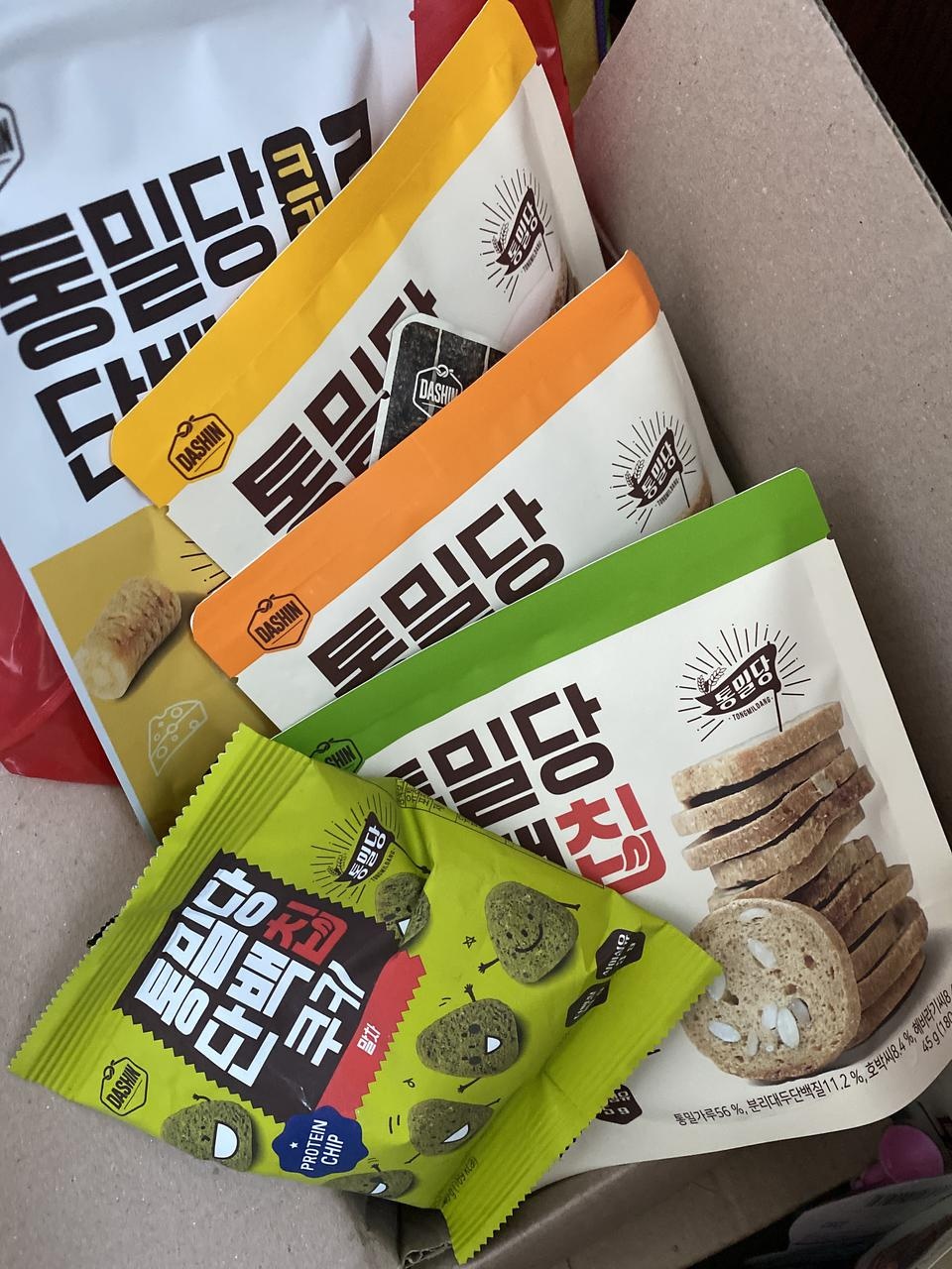 과자를 끊었는데 너무 먹고싶어서 시켜봤어용
단맛은 크게없지만 바삭한 과자생각날때 몇개씩 집어먹으니 위...