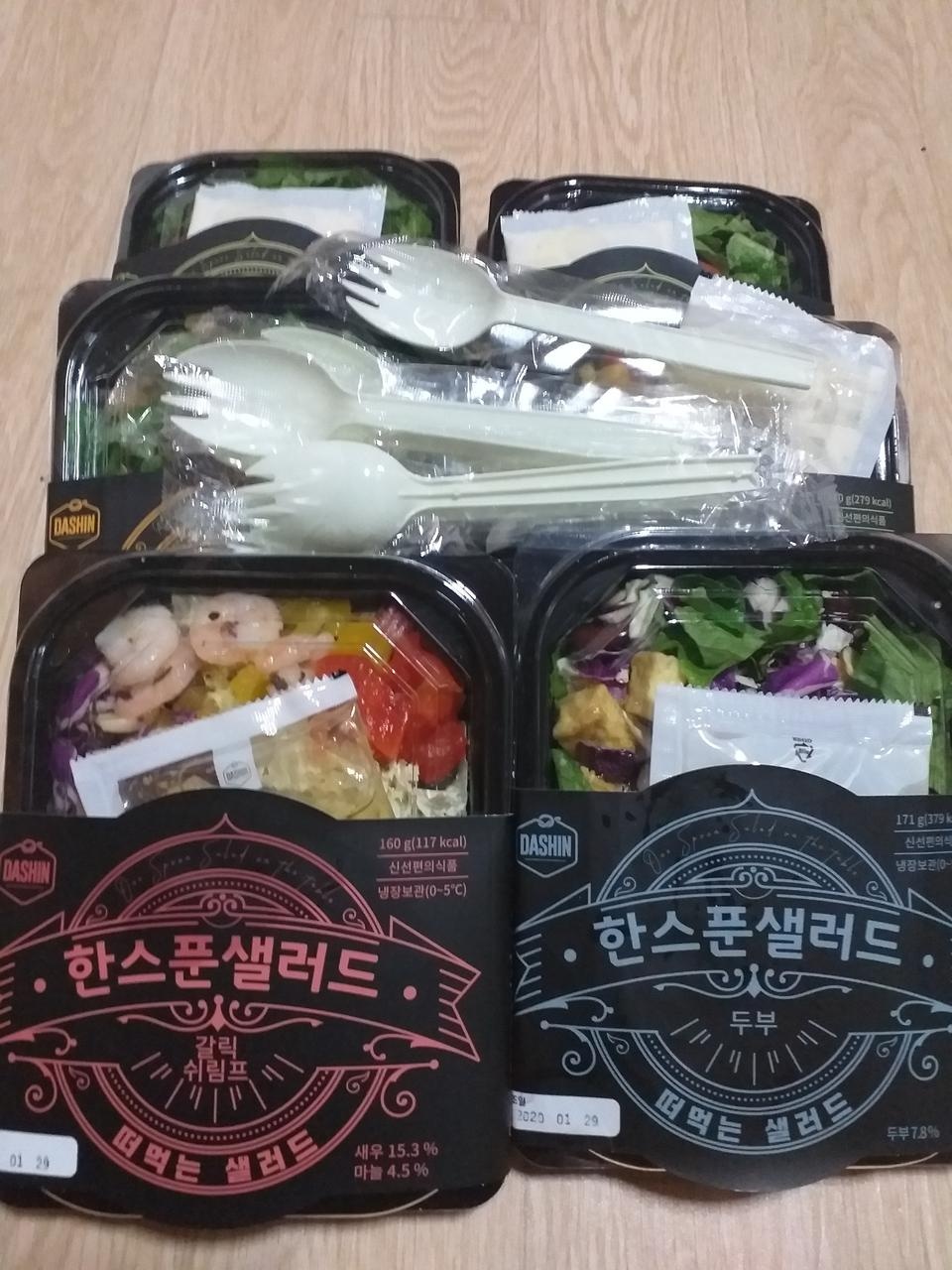 몇번째 구매인지 모르겠어요~(다이어트시도만 하고있어요ㅜㅜ)채소 극혐이었는데 한스푼덕에 조금씩 초록색...