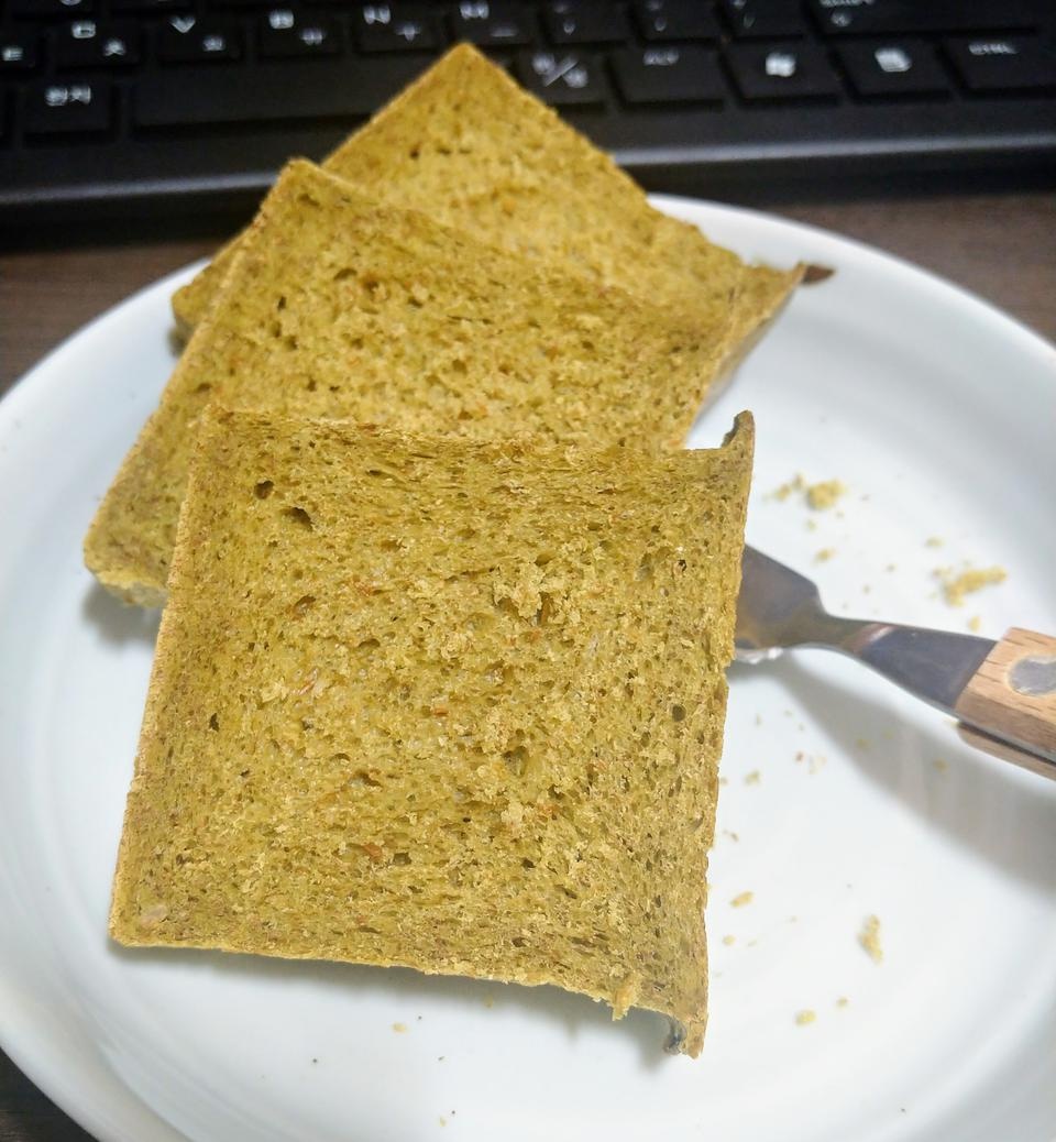 크기는 정말 작아요. 그런데 솔직히 다이어트 하는 입장에서는 것도 충분합니다. 녹차향 많이 나서 너무 좋...