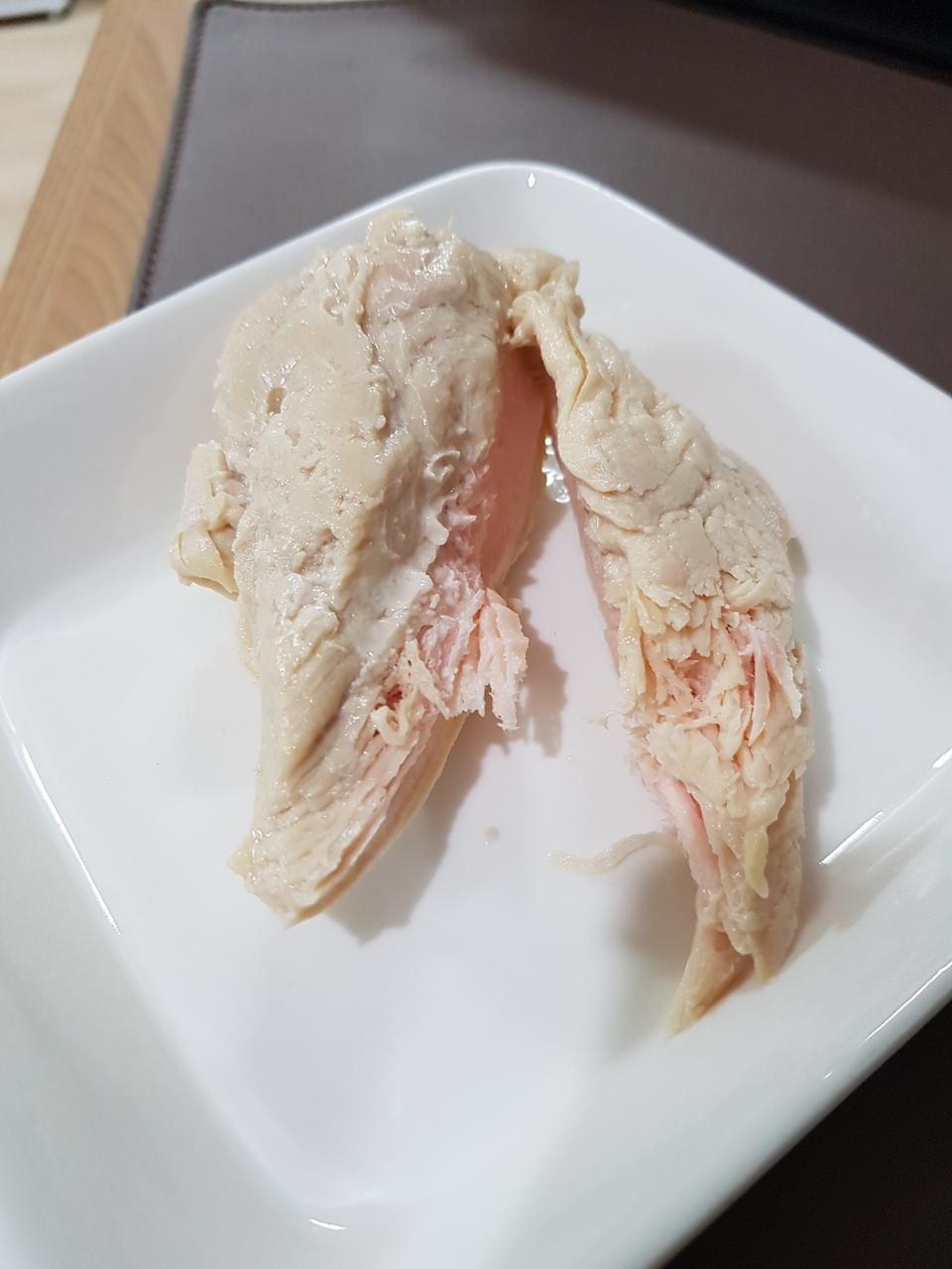 후기에 백숙 맛이 난다는 글이 많았는데
진짜 백숙 맛이 나네요 ㅋㅋㅋ
비린거 못먹는데 양념이 없음에도 비...
