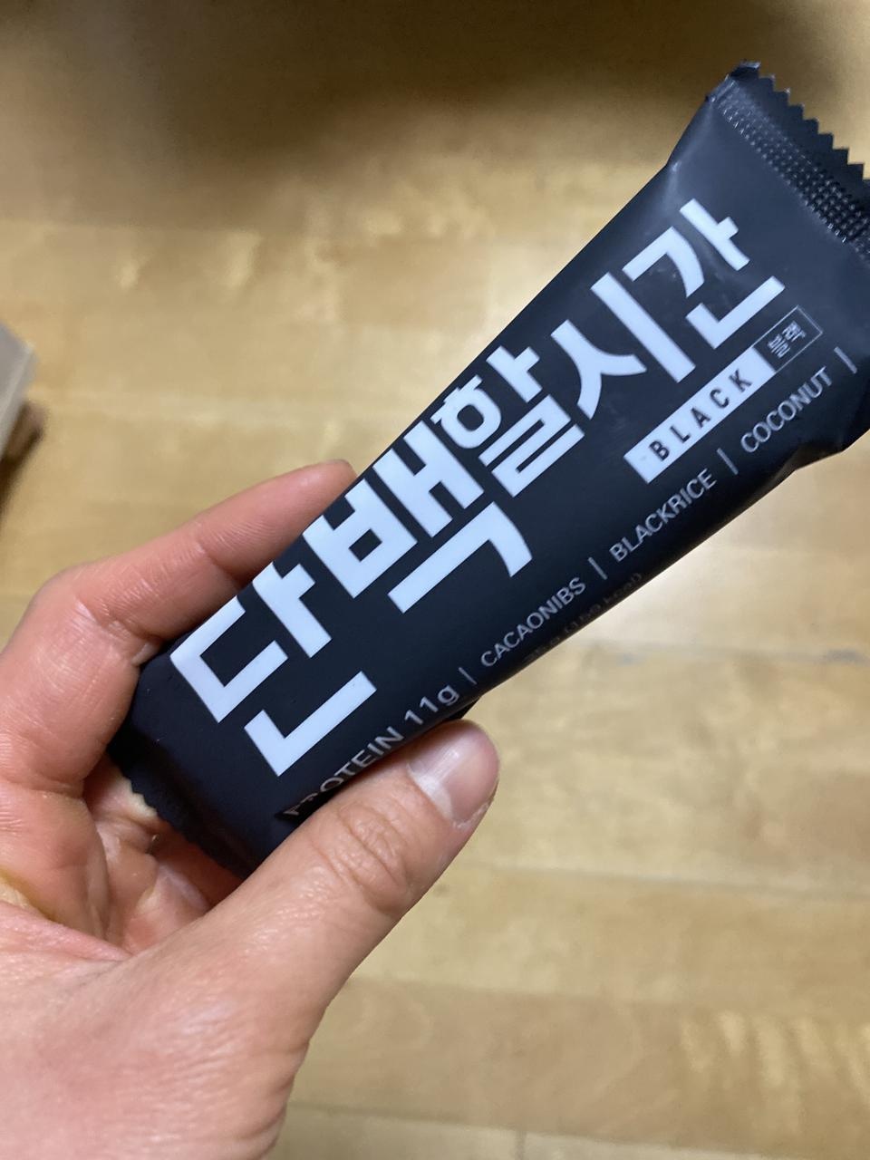 전에 먹던거 생각나서 다시삿어요

미제프로틴바 함량은 높은데 그 인공맛이 너무역해서
이거 다시먹습니다
...