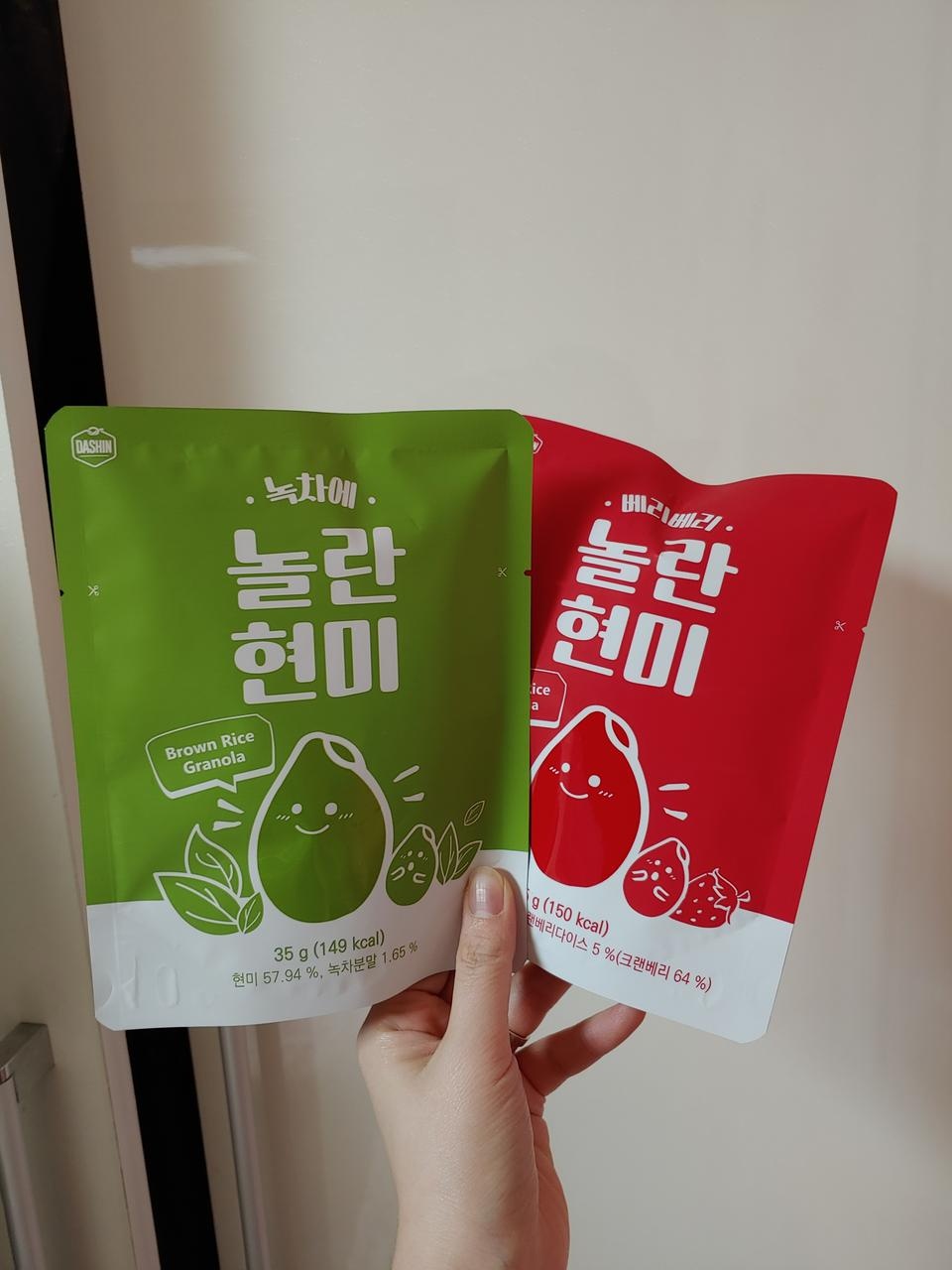 맛있어요~ 잘 먹고 있습니다. 세 가지 맛 모두 매력있네요. 안에 스푼이 들어있고 세워놓을 수 있어서 편해...