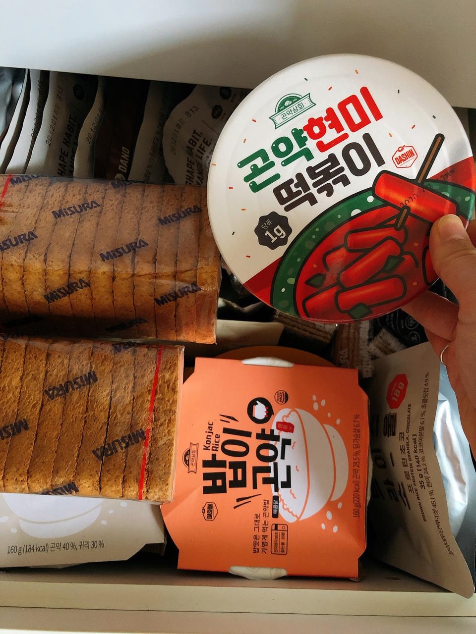 맛있어요 제 입맛이에요 
너뮤 좋아요 그냥 떡볶이에요 지정된것보다 더 전자렌지를 돌리면 쫄깃하니 맛있어...