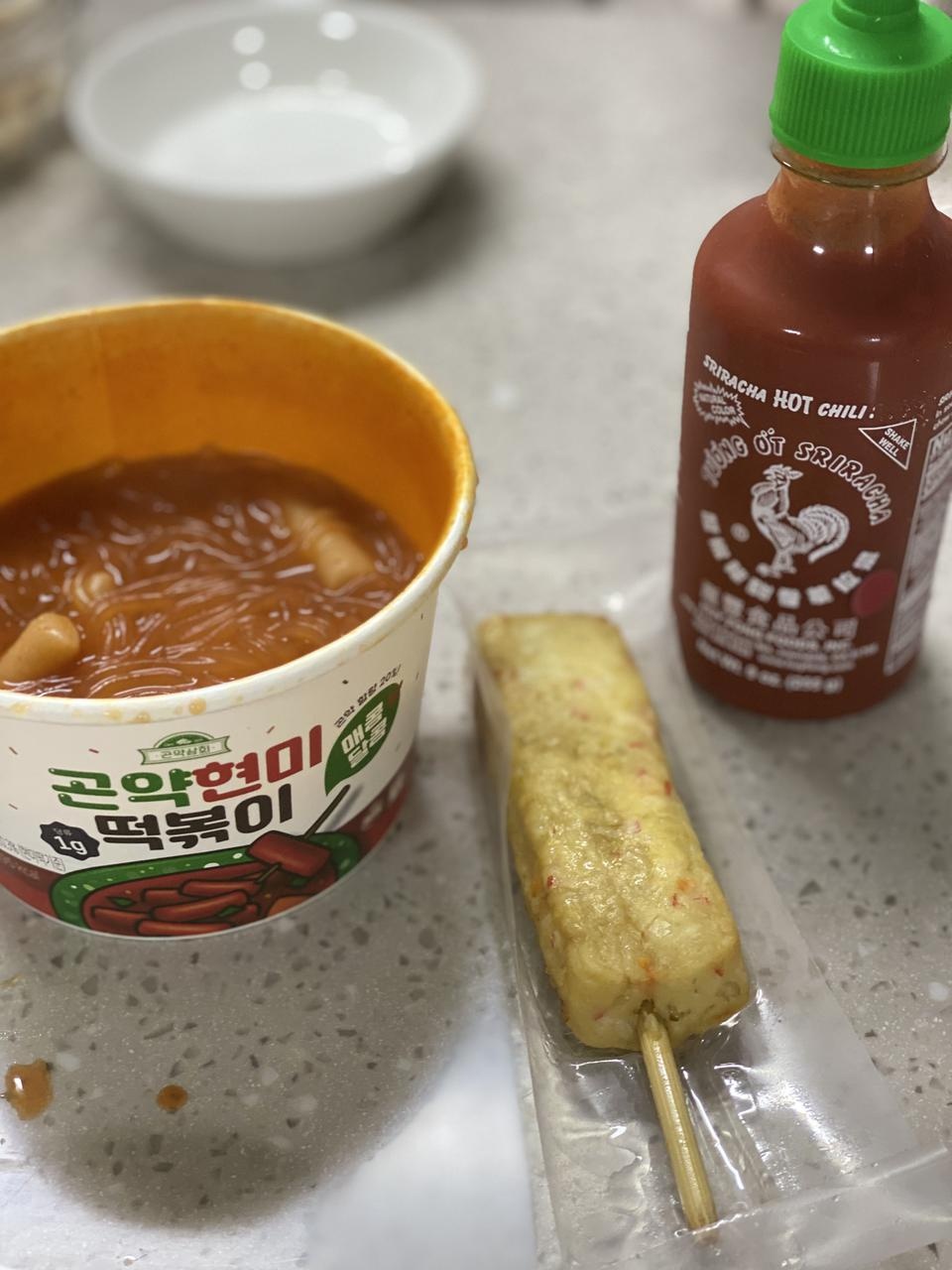 이거 떡볶이 양념 너무 맛있고 떡도 말랑말랑 쫀득쫀득 좋아요. 
가끔 씹히는 곤약 식감이 별로긴 하지만 어...