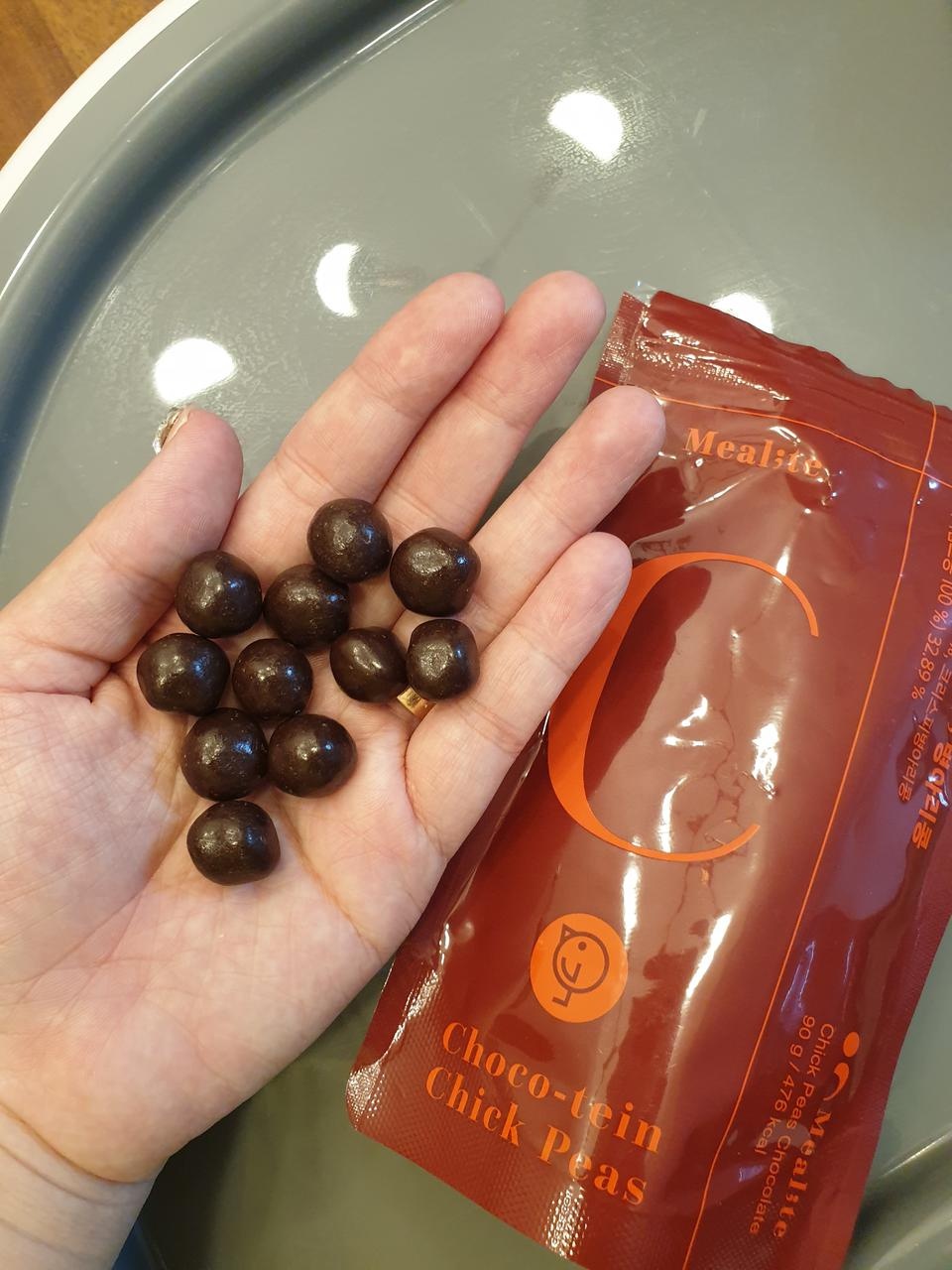 다크초코안에 견과류 있는 초코에요 ㅎㅎ 입 궁금할때 하나씩 먹는데 살짝 쌉싸름한게 다이어트에 도움되네...