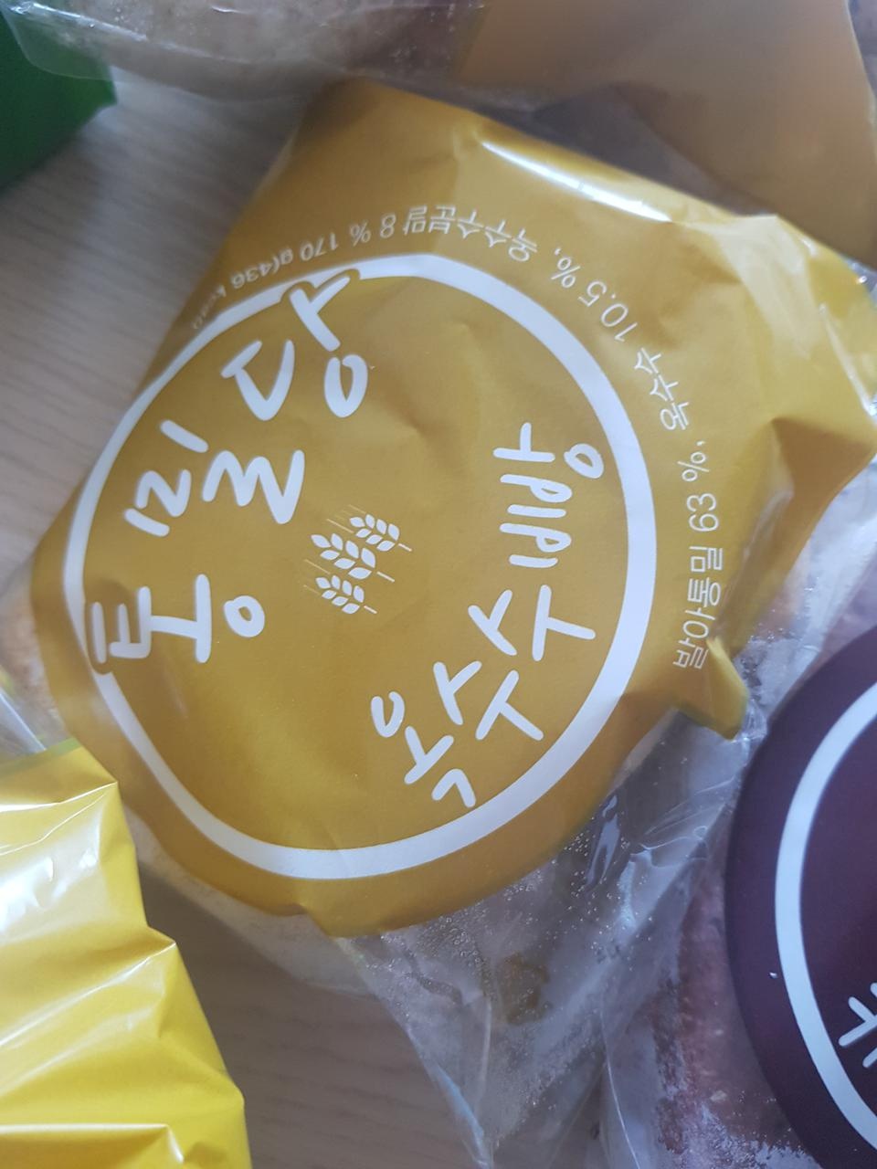 옥수수빵을 좋아하는데.. 아직 먹어보기 전이라 맛은 모르겠어요. 잘 먹겠습니다