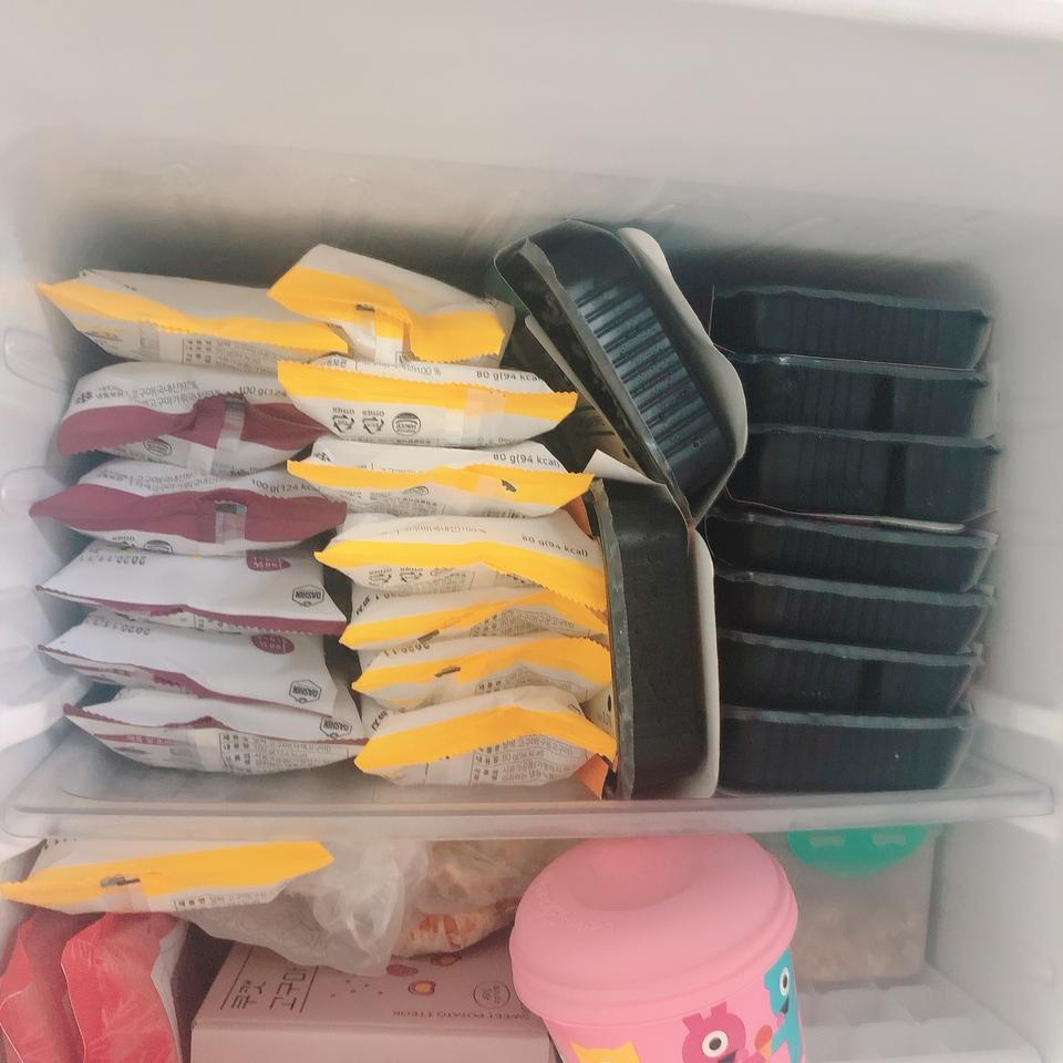 다양한 메뉴가 같ㅇ와서 너무 좋아요 
코로나사태로 식당에 가기 어려워서 샀는데, 양은 적지만 깔끔해서 맘...