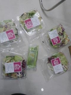 샐러드를 씻지 않고 그냥 먹을 수 있어서 편하고 좋았다. 다들 소스가 별로라고 해서 입에 안 맞으면 어떡하...