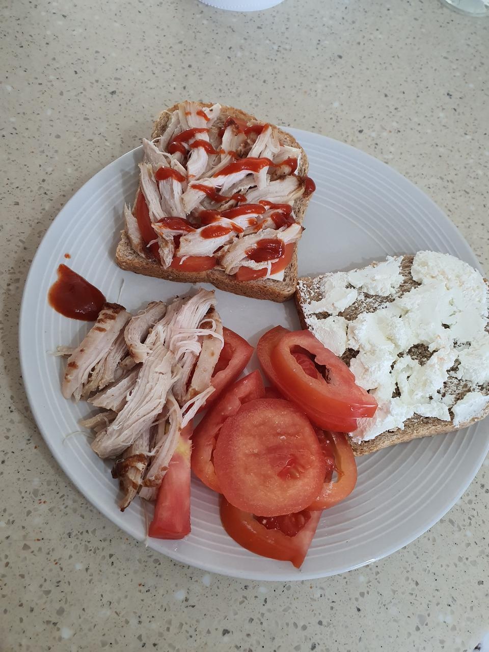 닭가슴살 찢어서 토핑으로 얹어먹으니 맛있습니다~