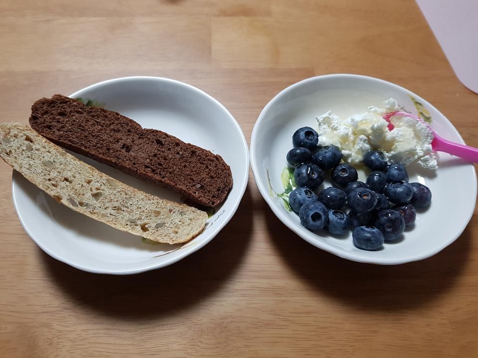 꾸덕한 크림치즈 같아요~같이구매한 통밀당 빵이랑 아침식사 대용으로 먹으니 좋네요~^^