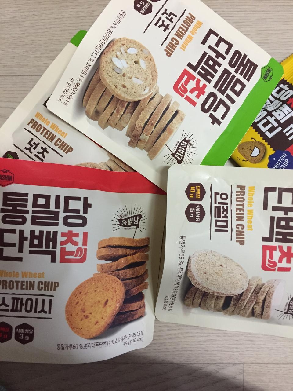 다이어트중에 가장 힘든점이 간식인데요
다신샵 최고에요 맛도 있고 착한 칼로리에
성분도 좋네요 특히 단백...