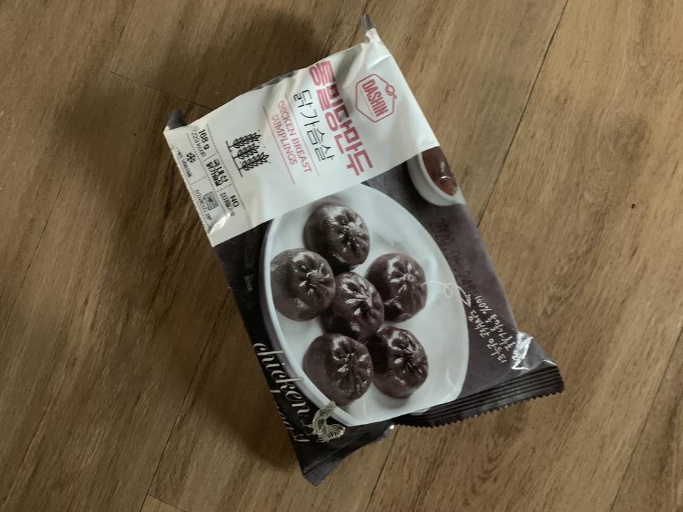 그냥 일반 만두 같아요 개인적으로는 김치보다는 고기가 더 입맛에 맞아요 정말 맛있어서 자주 사요