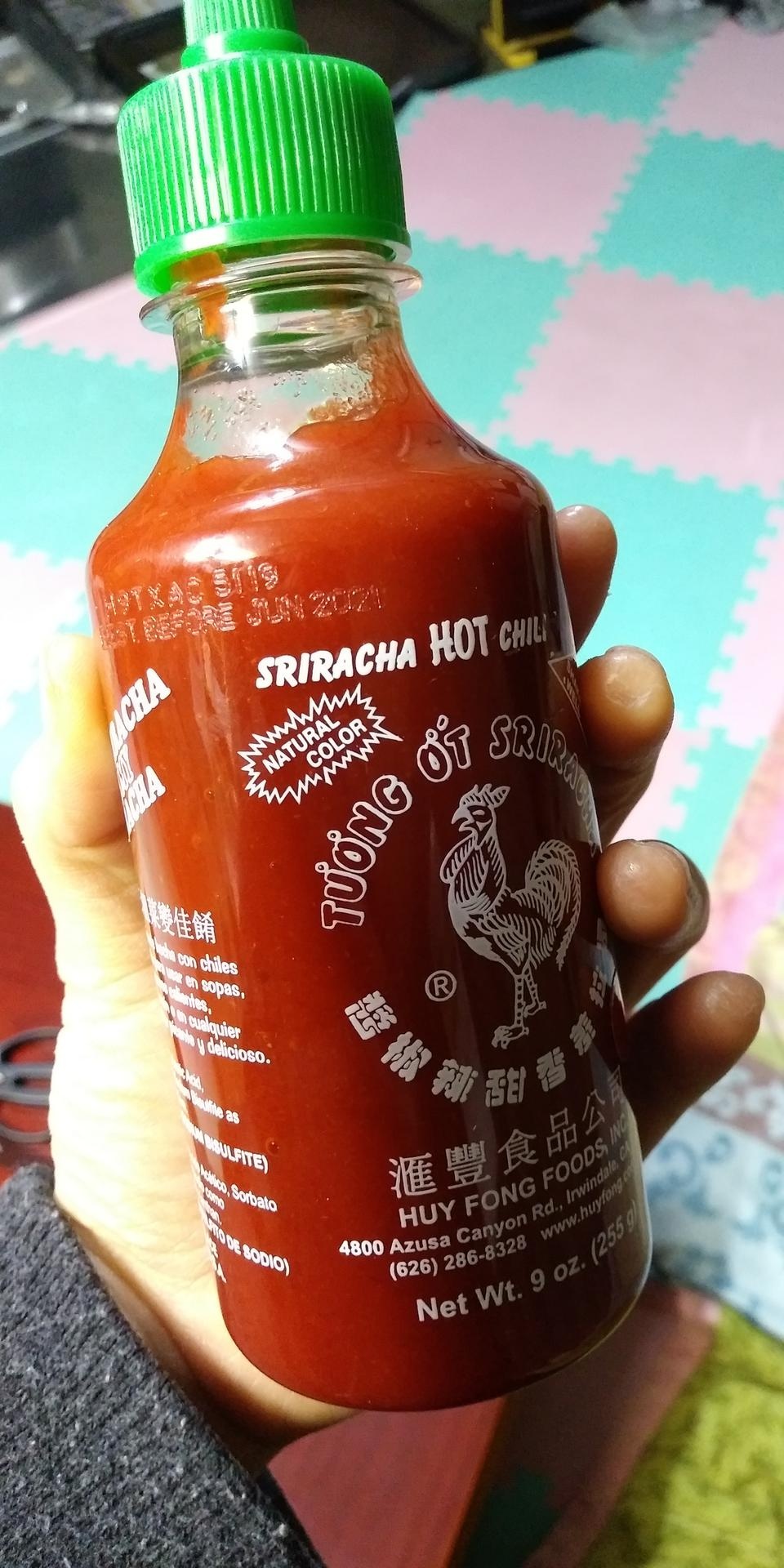 스리라차소스라는게 많이 눈에 띄길 래 무슨맛인지 궁금해서 구매해봤습니다. 상세설명으로는 핫소스같은건...