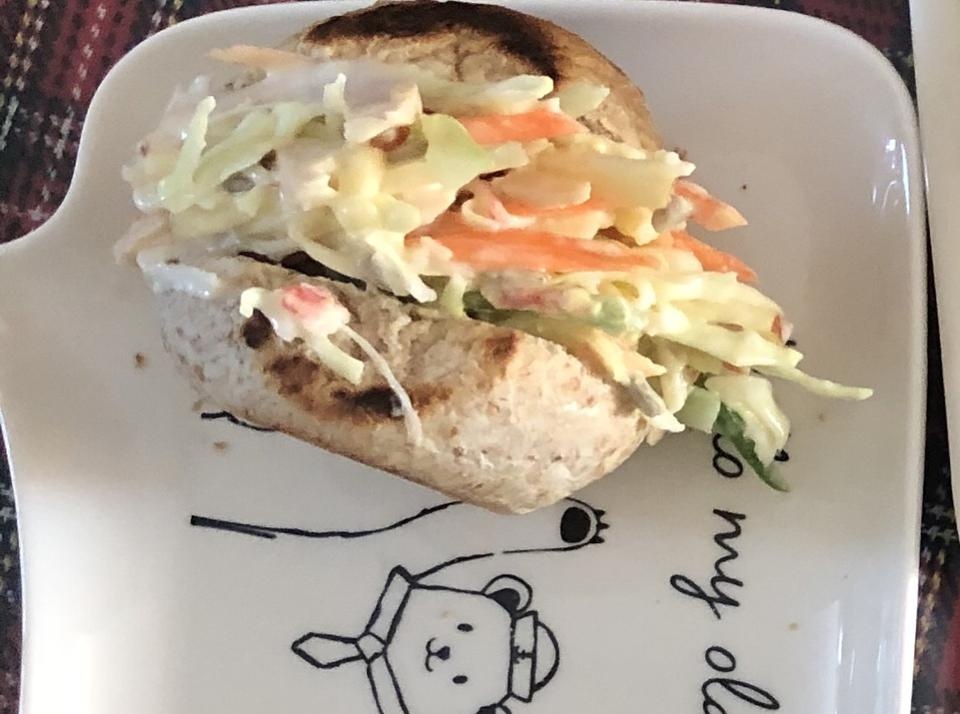 샐러드를 만들어서 모닝빵에 넣어먹으니 꿀맛 ㅜㅜㅜ 칼로리는 덜 하면서 맛은 기본 모닝빵과 다를것 없어요...
