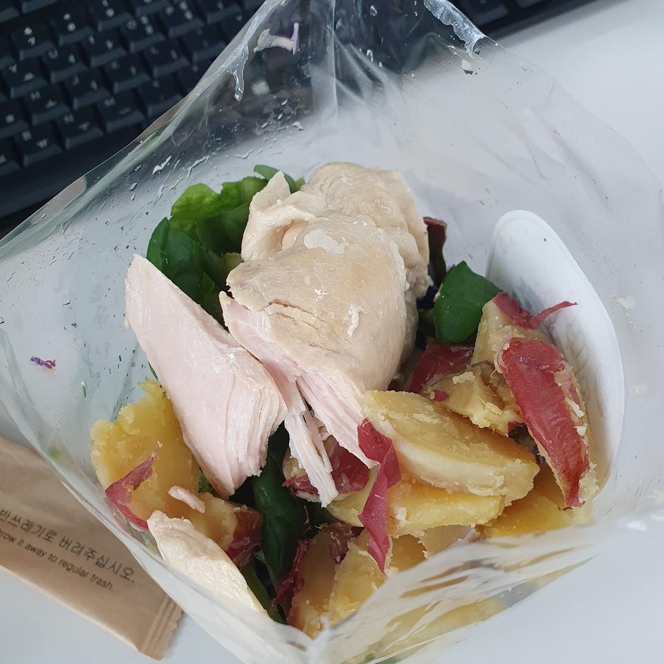 좀 퍽퍽하긴하지만 실온보관도 너무 편하고 맛도 백숙맛입니당