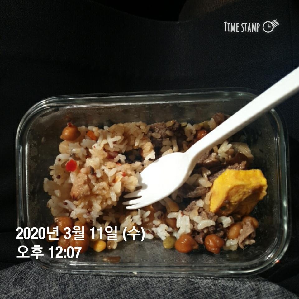 통으로 들고다니기엔 부피가있어서 작은통에 담아서 
 회사점심시간에 먹습니다~ 맛있습니다