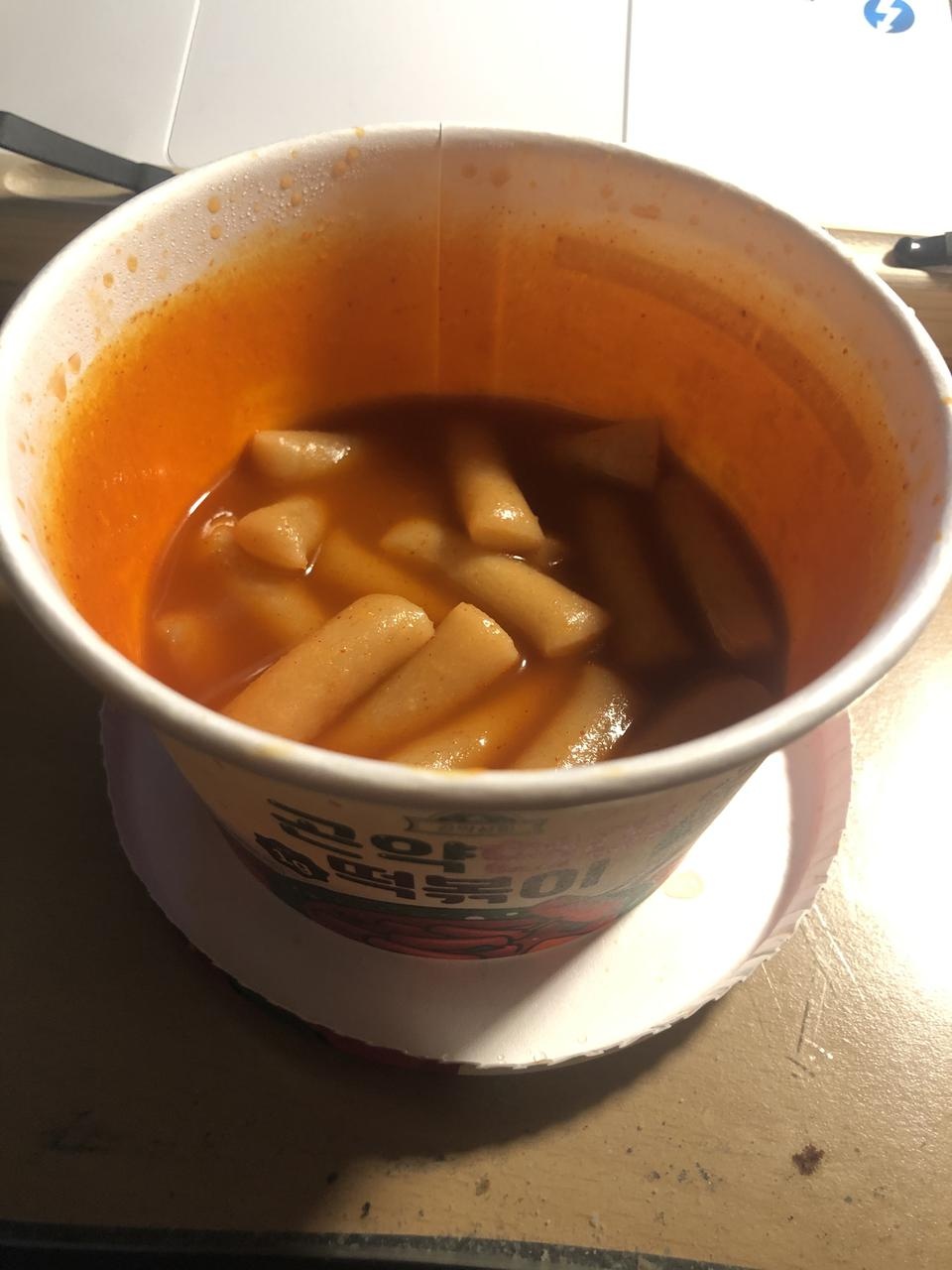 저는 완전 만족해요!!! 적당히 매콤하고 적당히 달달한데 칼로리도 높지 않고 쫀득쫀득해요! 최애가 떡볶이...