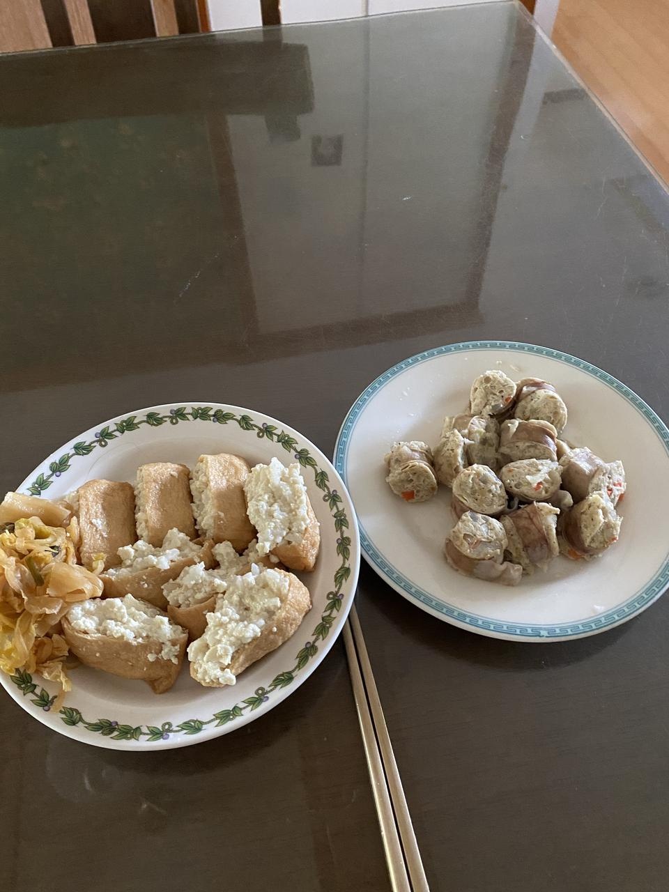 리뷰가 좋길래 두개샀어요 하나 바로 먹어봤는데 
맛있네요 ㅋㅋ 다음에 또시킬것같아요