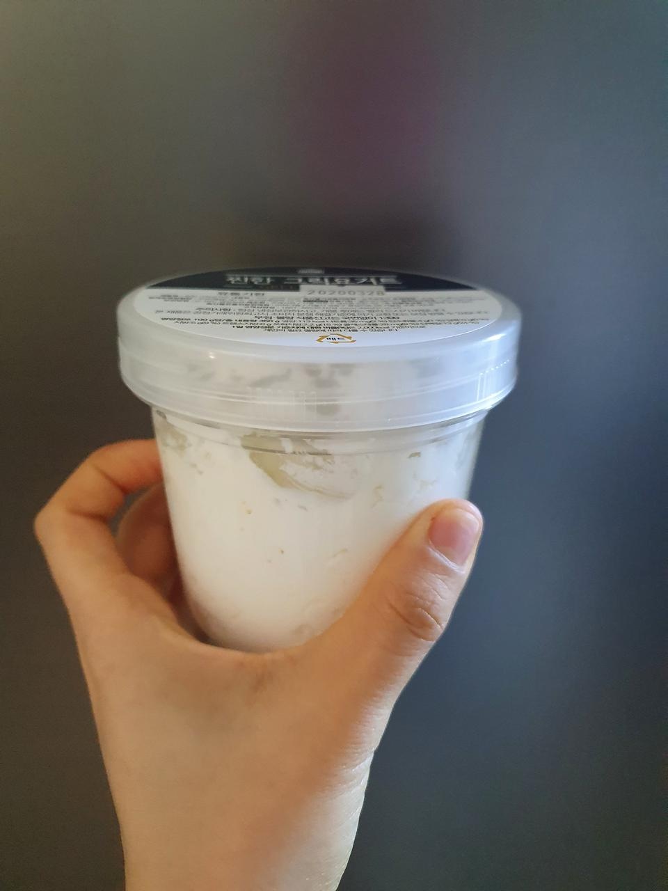 생각보다 양이 진짜많아요. 꾸덕꾸덕해서 요거트보다는 잼같아요