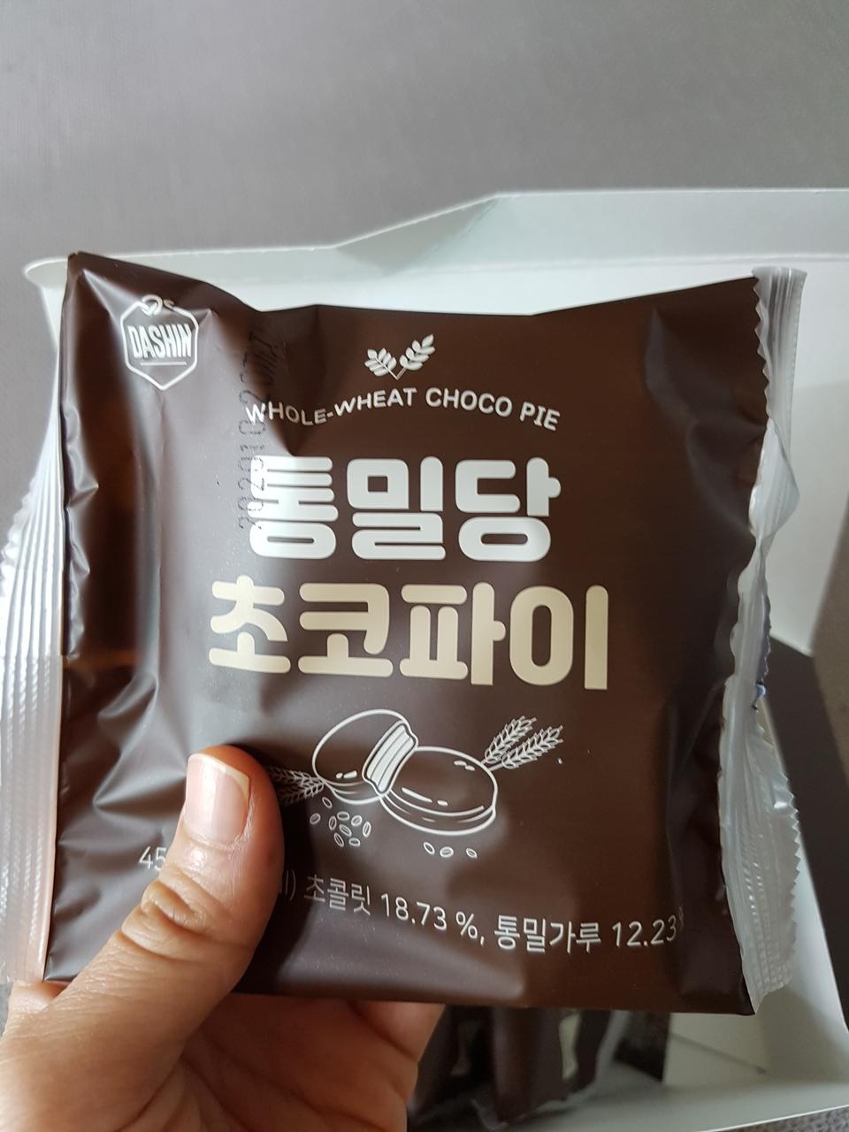 진짜 맛있어요!!! 얼려진 채로 오는데여
전 냉장고에 넣고 해동시켜먹었는데 몽x보다 부드럽고!! 특히 겉 초...