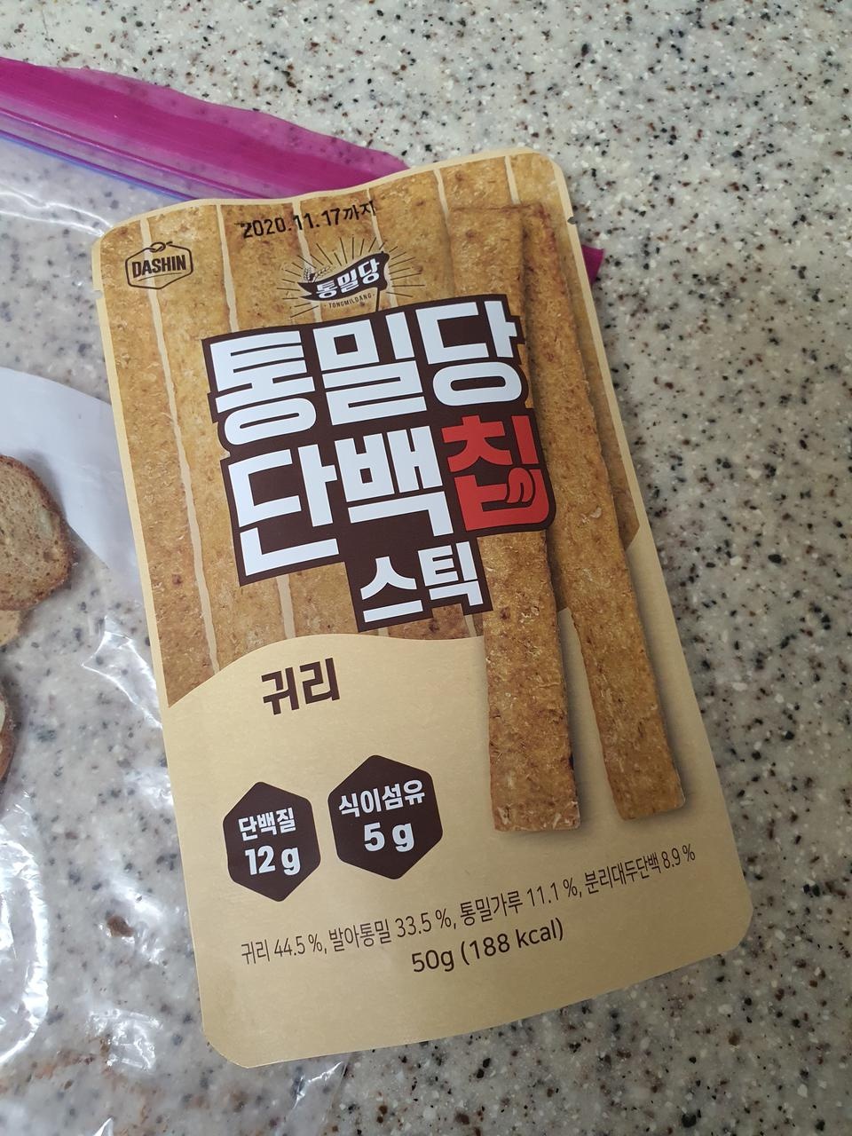 귀리 젤맛있을꺼 같아서 아직 안뜯음요.흑임자 먹어봤을적에 딱 좋을꺼같아요.칼로리 걱정없이 주점부리 할...