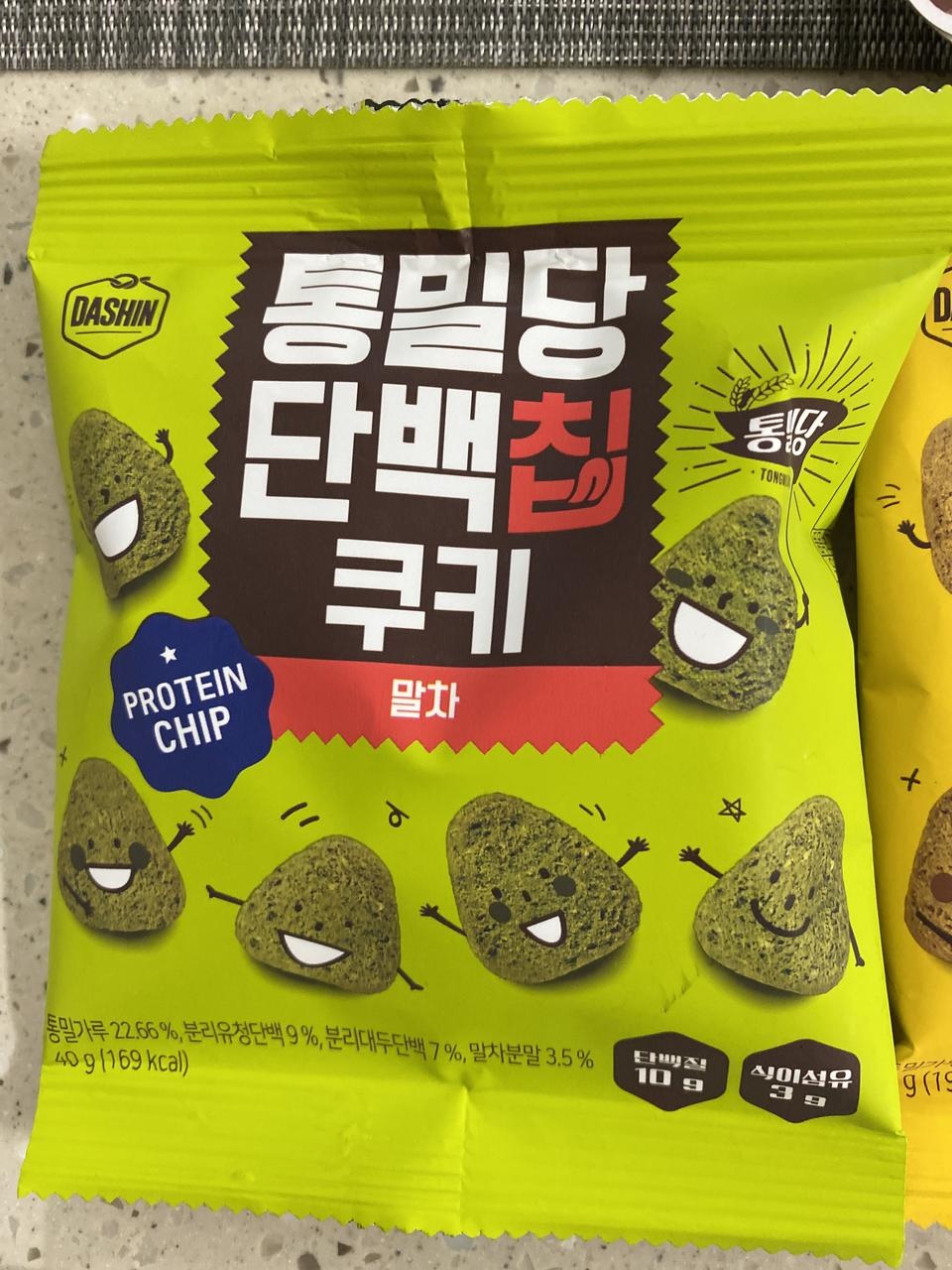 맛있고 칼로리도 다른 과자들중에 제일 낮은 편에 속해요 아쉬운 점은 양이 쪼끔 적어요ㅠㅜ 그래도 추천!!