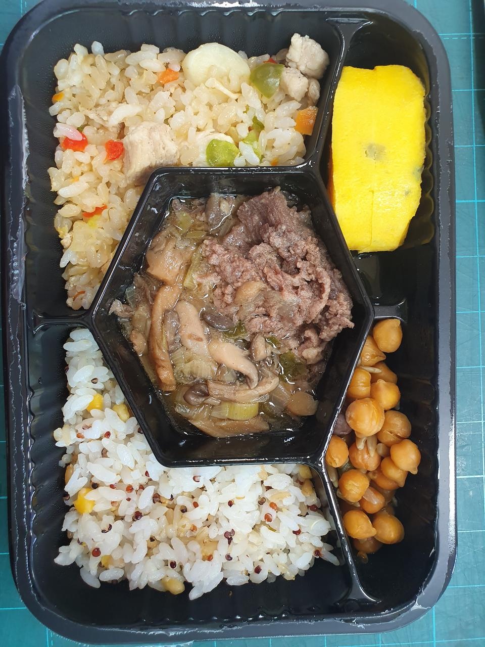 점심식사 도시락 대용으로 샀는데 좋네요.^^ 특히 전 소불고기랑 계란말이가 제일 맛있더라구요.^^
