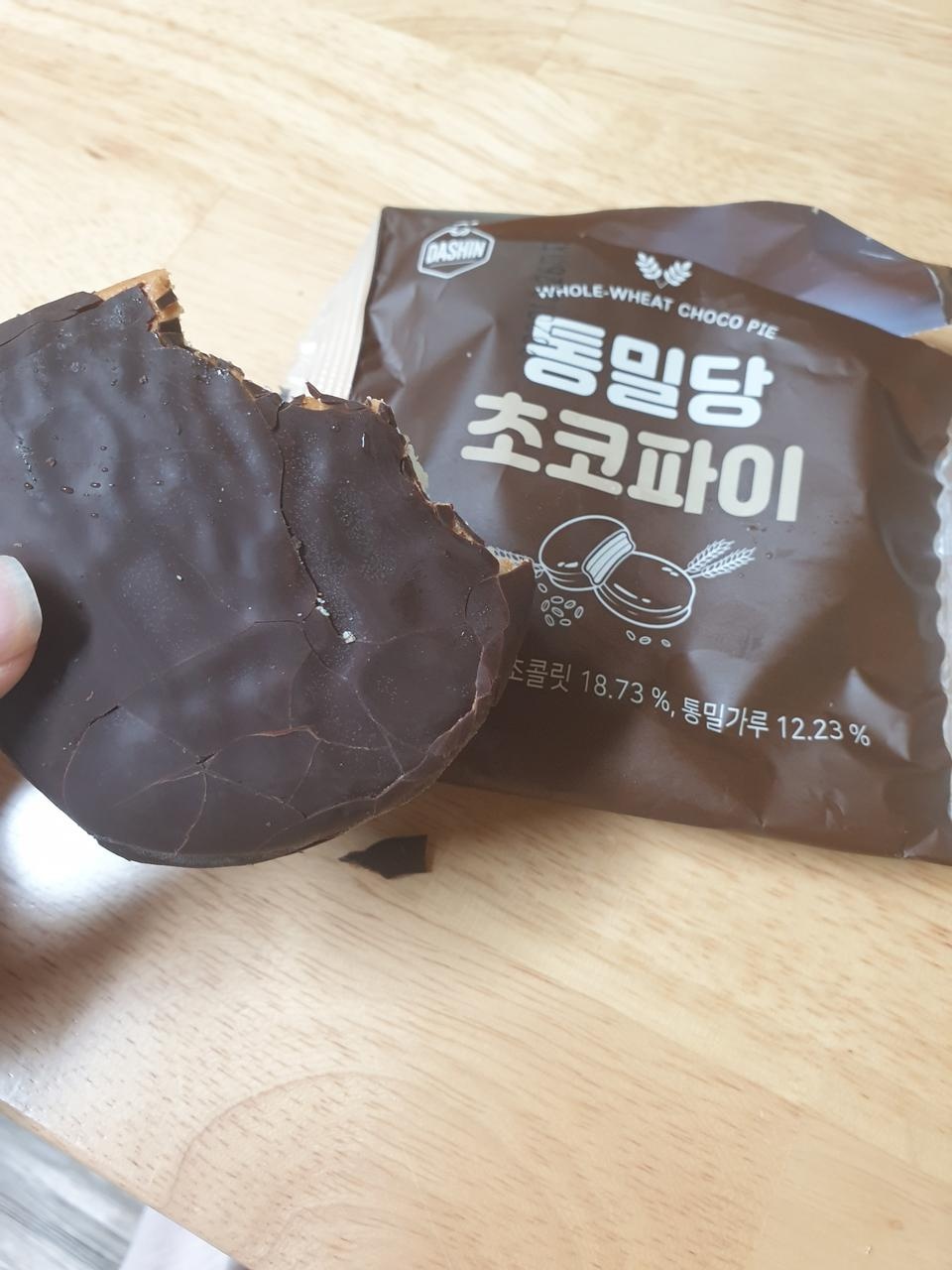 너무 맛있어요 죄책감없이 초코파이를 먹는다니
통밀빵에 부드러운크림 겉에 바싹한 초코까지 
최고네요