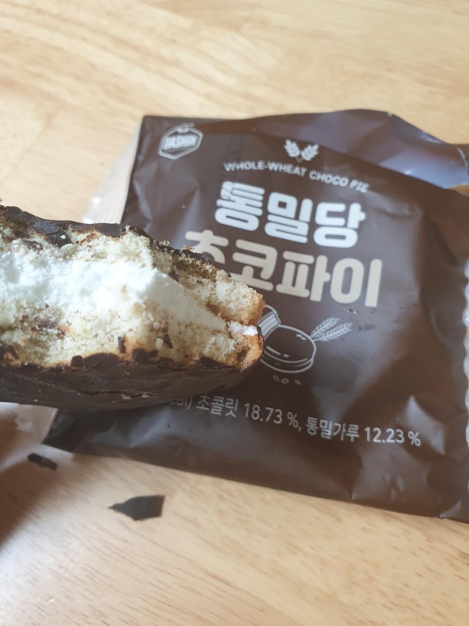 너무 맛있어요 죄책감없이 초코파이를 먹는다니
통밀빵에 부드러운크림 겉에 바싹한 초코까지 
최고네요