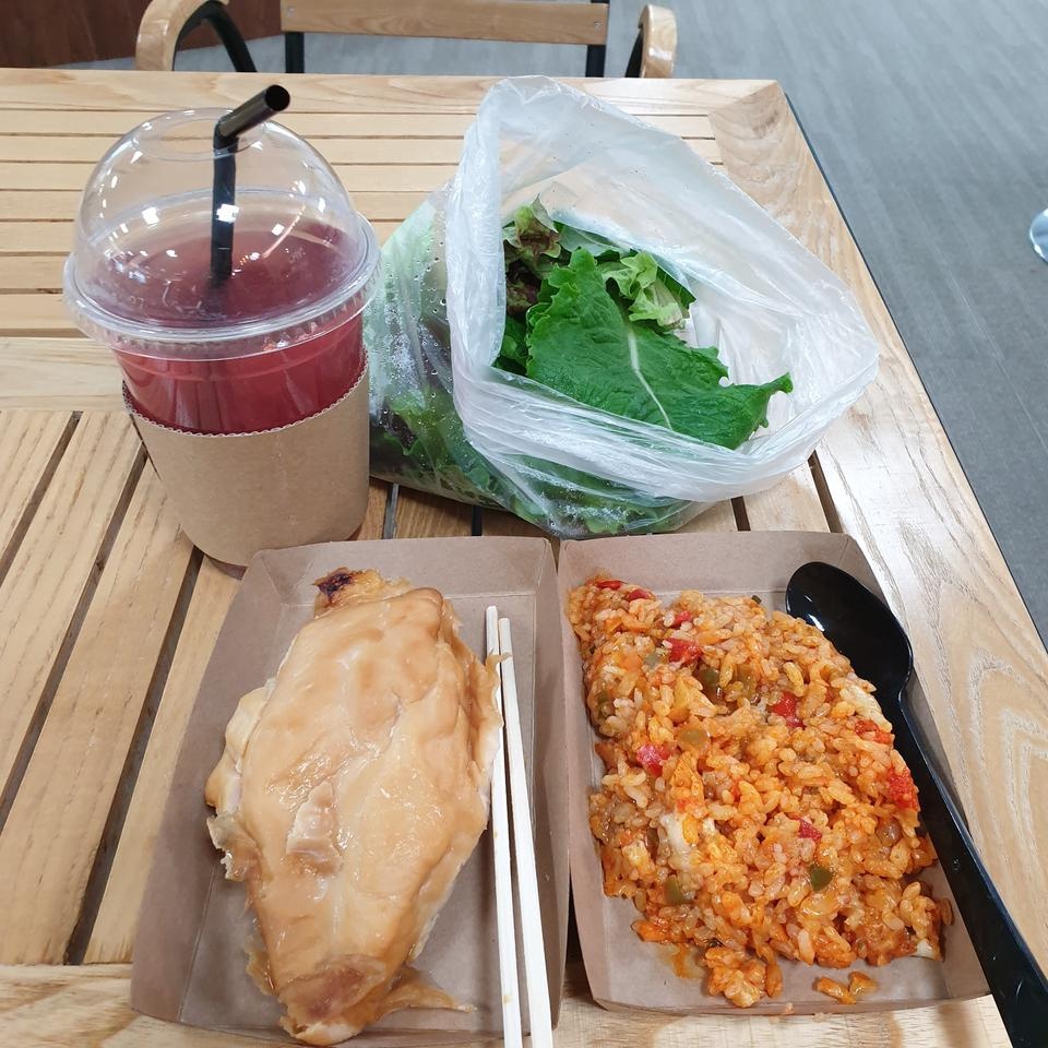 닭가슴살이랑 다신 볶음밥이랑 같이 쌈싸먹는데요. 포만감 굿,맛도 굿이에요.