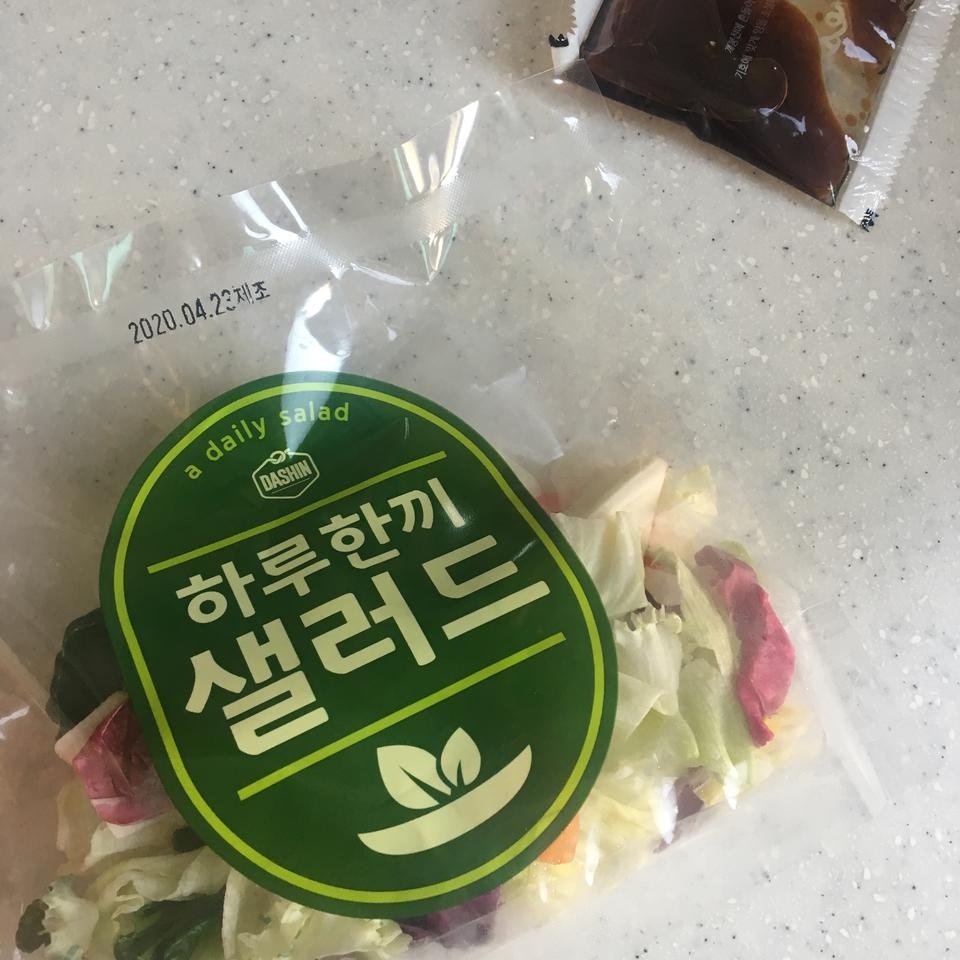 음 한팩에 들어있는 양은 작긴 했는데 안씻어도 된다는 점과 소스가 맛있어서 닭가슴살이나 스크램블 에그 ...