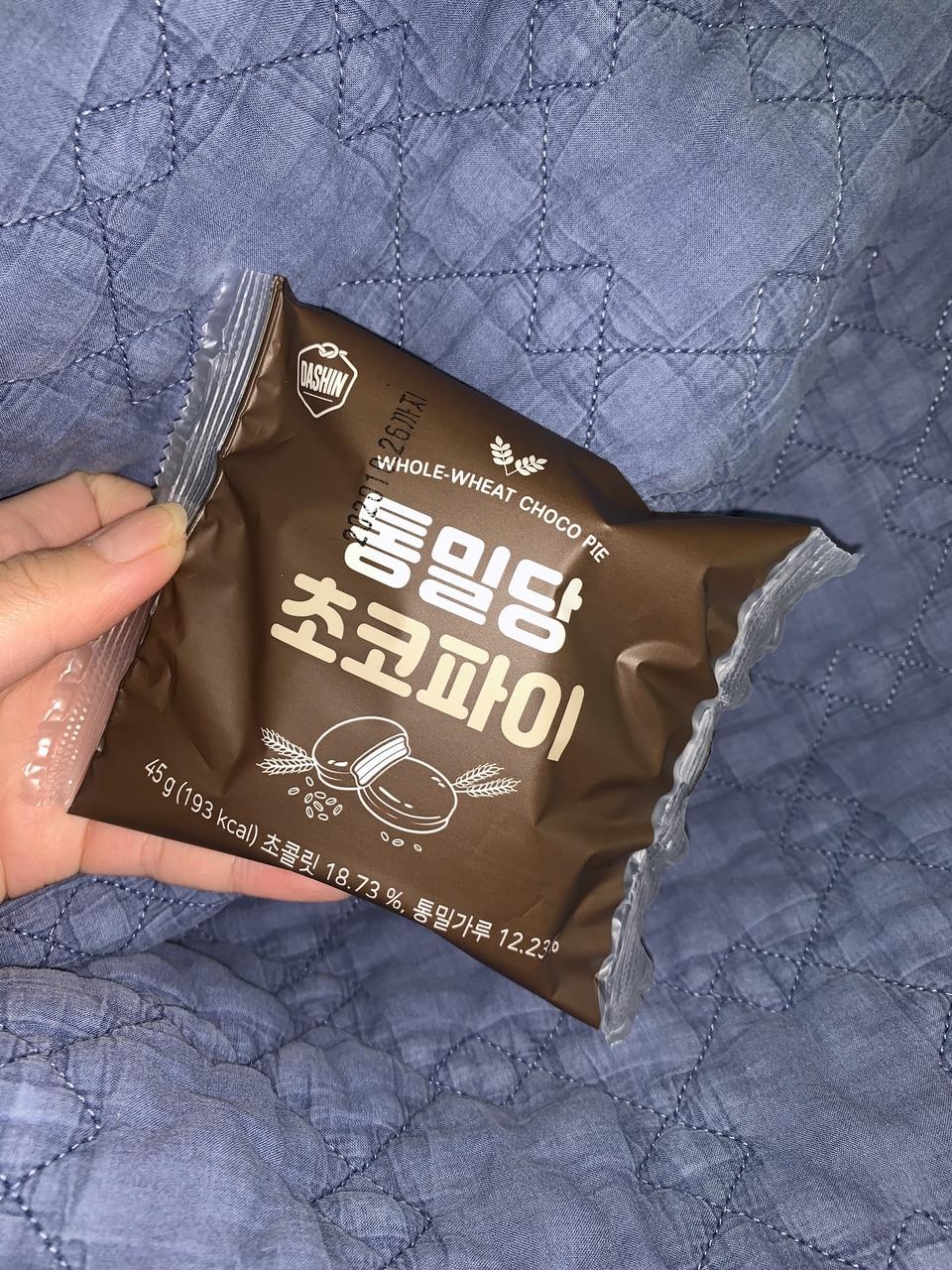 초코파이와 다르게 단단하지 않고 포슬? 거려용
초코도 다크한 느낌이여서 더 좋아요